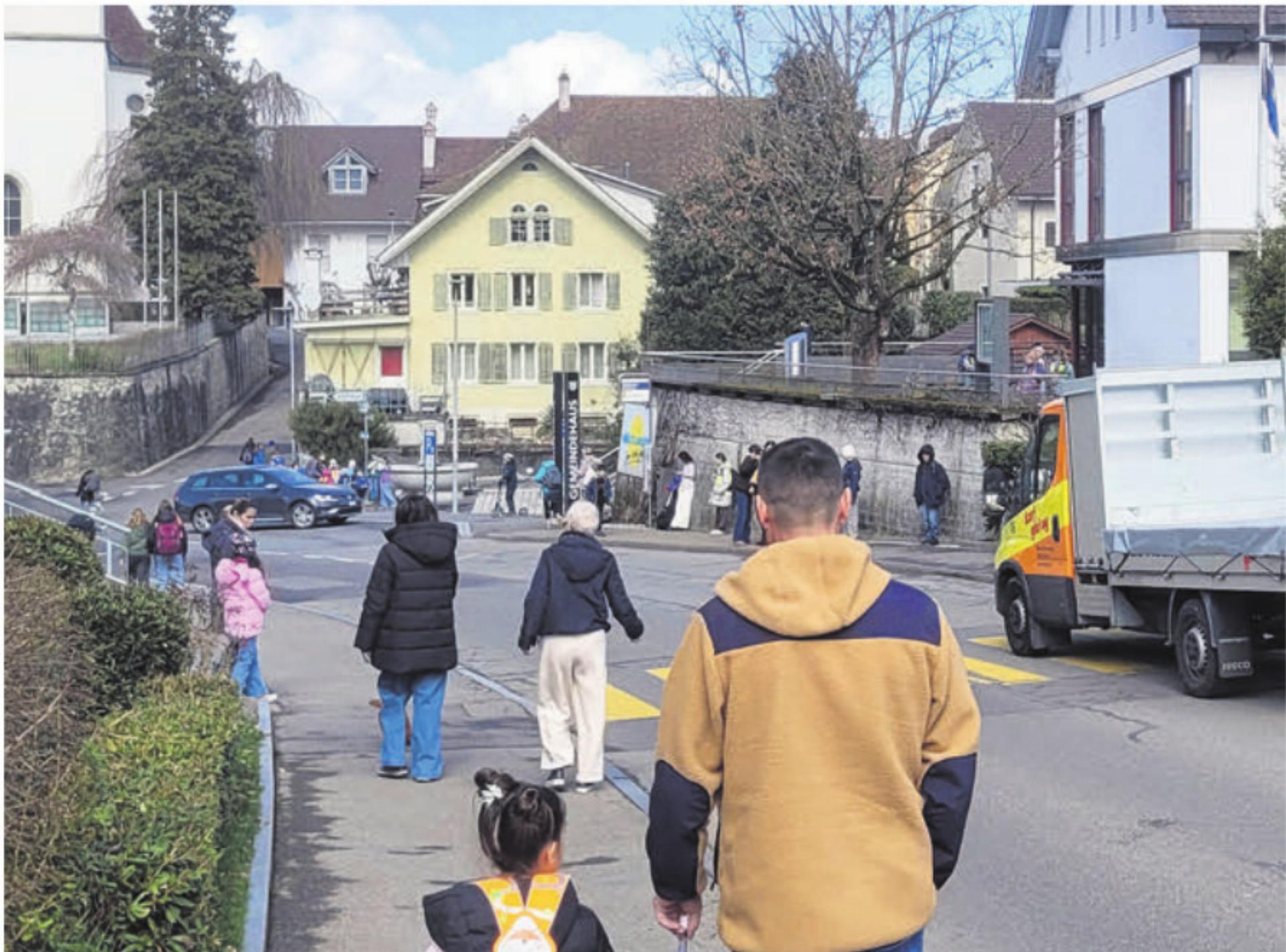 Speziell zur Mittagszeit wird es auf der Oberdorfstrasse zwischen Gemeindehaus, Bushaltestelle und Schule unübersichtlich. Bild: chh - Das Bild wird blockiert. – Möglicherweise durch einen aktiven Adblocker.