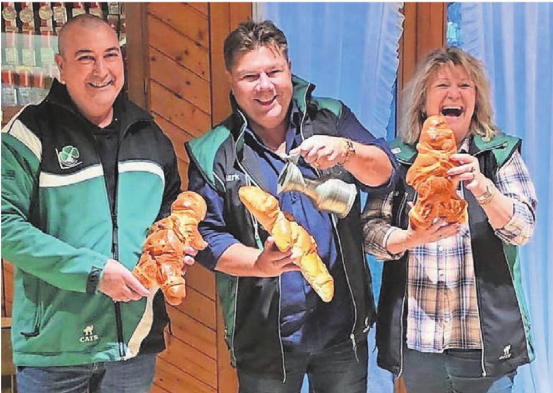 Das Siegertrio freute sich über seine tollen Resultate: Paulo Fernandes, Mark Ratcliff und Beatrice Ratcliff. (von links) Bild: zg - Das Bild wird blockiert. – Möglicherweise durch einen aktiven Adblocker.