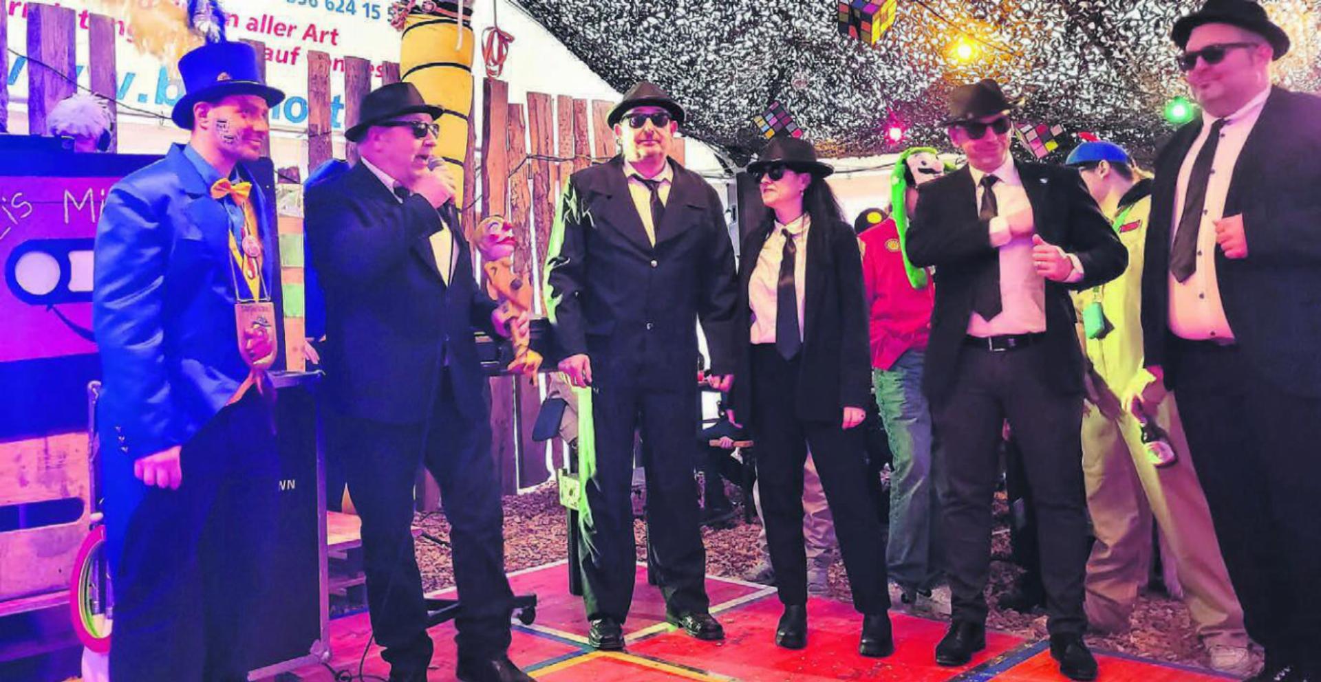 Es ist vollbracht: Der alte und neue Zunftmeister Fabio «de charmanti Chrampfer» Sandmeier erhält von den Blues Brothers im Gemeinderat mit Franz Schaad, Ruedi Schmid, Sonja Gass, Nicola Bernabei und Röbi Wirz die Insignien der Macht (von links). Bilder: Chregi Hansen - Das Bild wird blockiert. – Möglicherweise durch einen aktiven Adblocker.