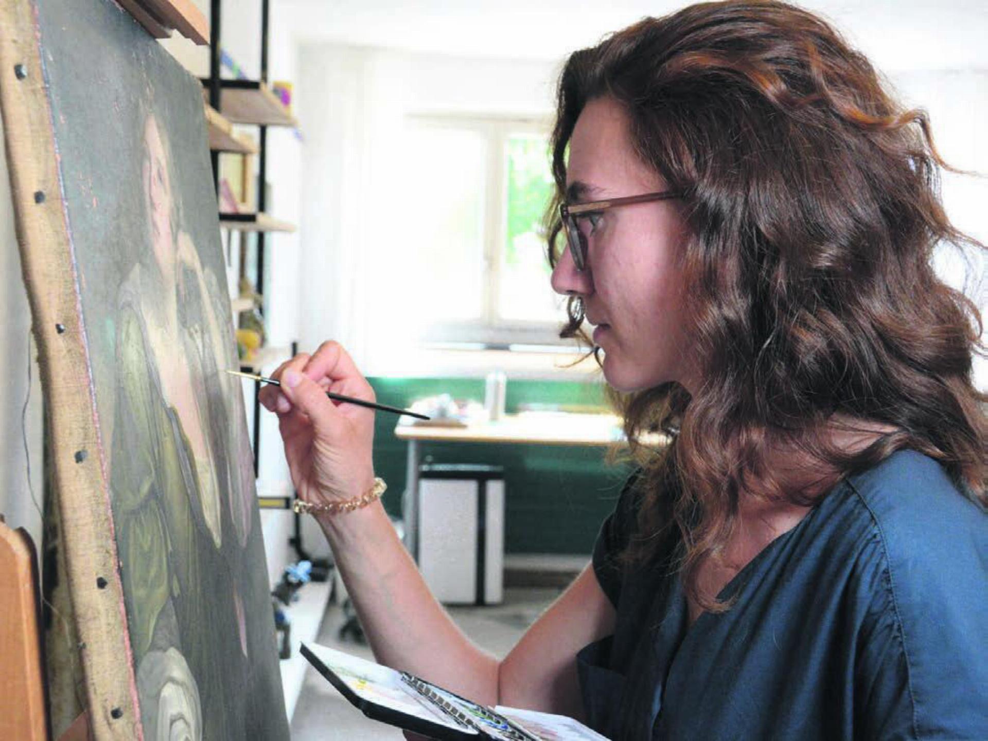 Höchste Konzentration ist gefragt, wenn es um das Ausbessern von kleinen Schäden geht. «Manchmal bin ich völlig in meine Arbeit versunken», erklärt Isabelle Rippmann. Bild: Chregi Hansen