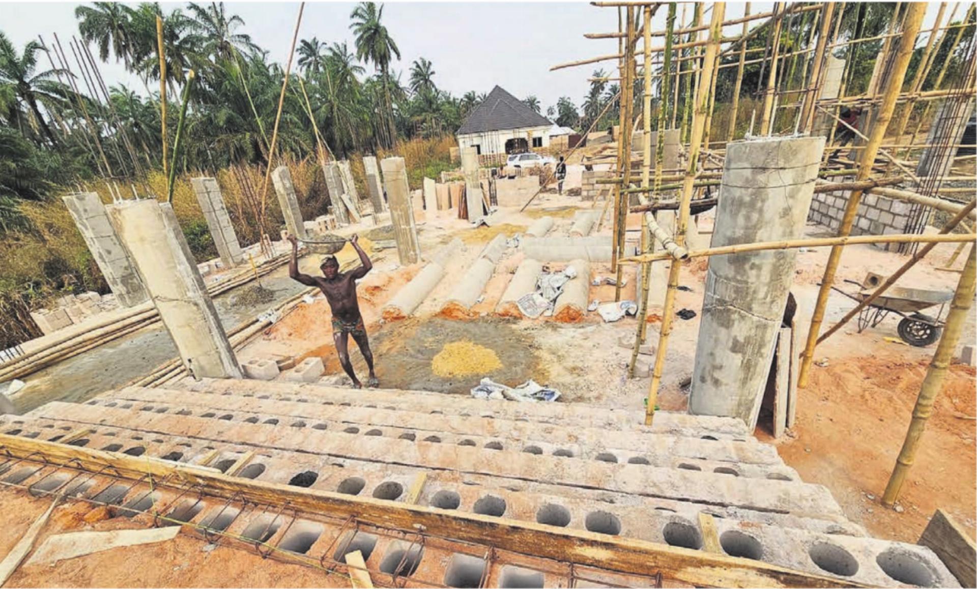 Mit einfachsten Mitteln und baren Händen entsteht hier im nigerianischen Akanu ein «Reusstal Zentrum». Es soll bettelarmen Kindern künftig als Schule dienen – und einem ganzen Dorf als Anlaufstelle und Veranstaltungsort. Doch wie viel davon tatsächlich gebaut werden kann, hängt direkt von den Spenden ab. Bilder: zg/Archiv - Das Bild wird blockiert. – Möglicherweise durch einen aktiven Adblocker.