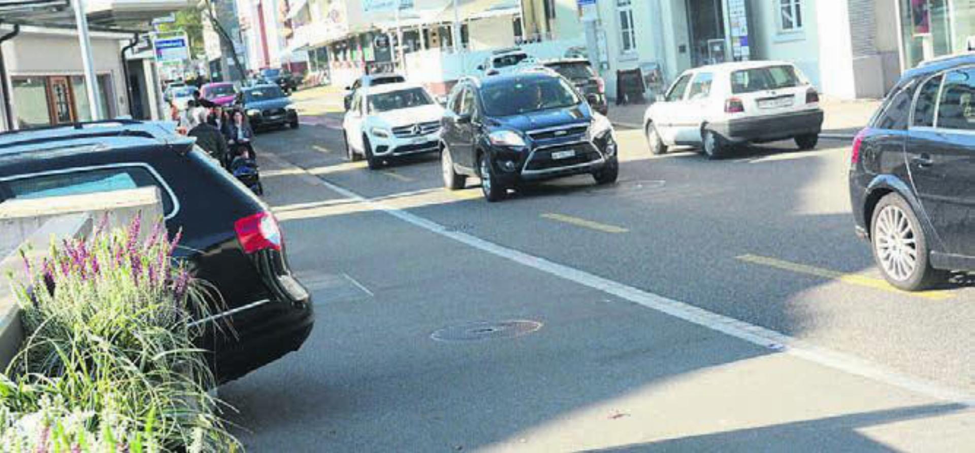 Das Zentrum von Wohlen ist regelmässig überlastet. Der neue KGV setzt zwar stark auf Fuss-, Velo- und öffentlichen Verkehr, soll aber auch dazu beitragen, dass auch der motorisierte Verkehr wieder flüssiger vorankommt. Bild: Archiv