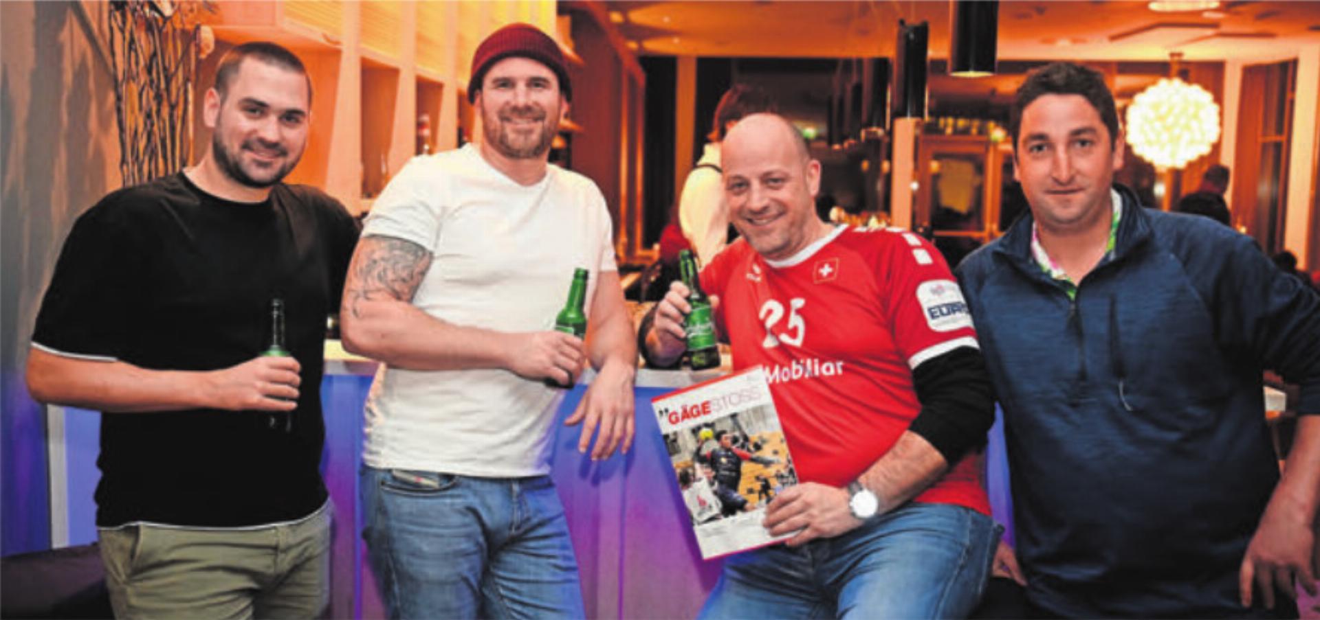 Die Freiämter EM-Gäste (von links): Raphael Bolliger (Verantwortlicher Spielbetrieb Handball Wohlen), Andreas Stierli (Präsident Handball Wohlen), Martin Laubacher (Ex-Präsident Handball Wohlen), Matias Füglistaler (Spieler HC Mutschellen). Bild: awa - Das Bild wird blockiert. – Möglicherweise durch einen aktiven Adblocker.