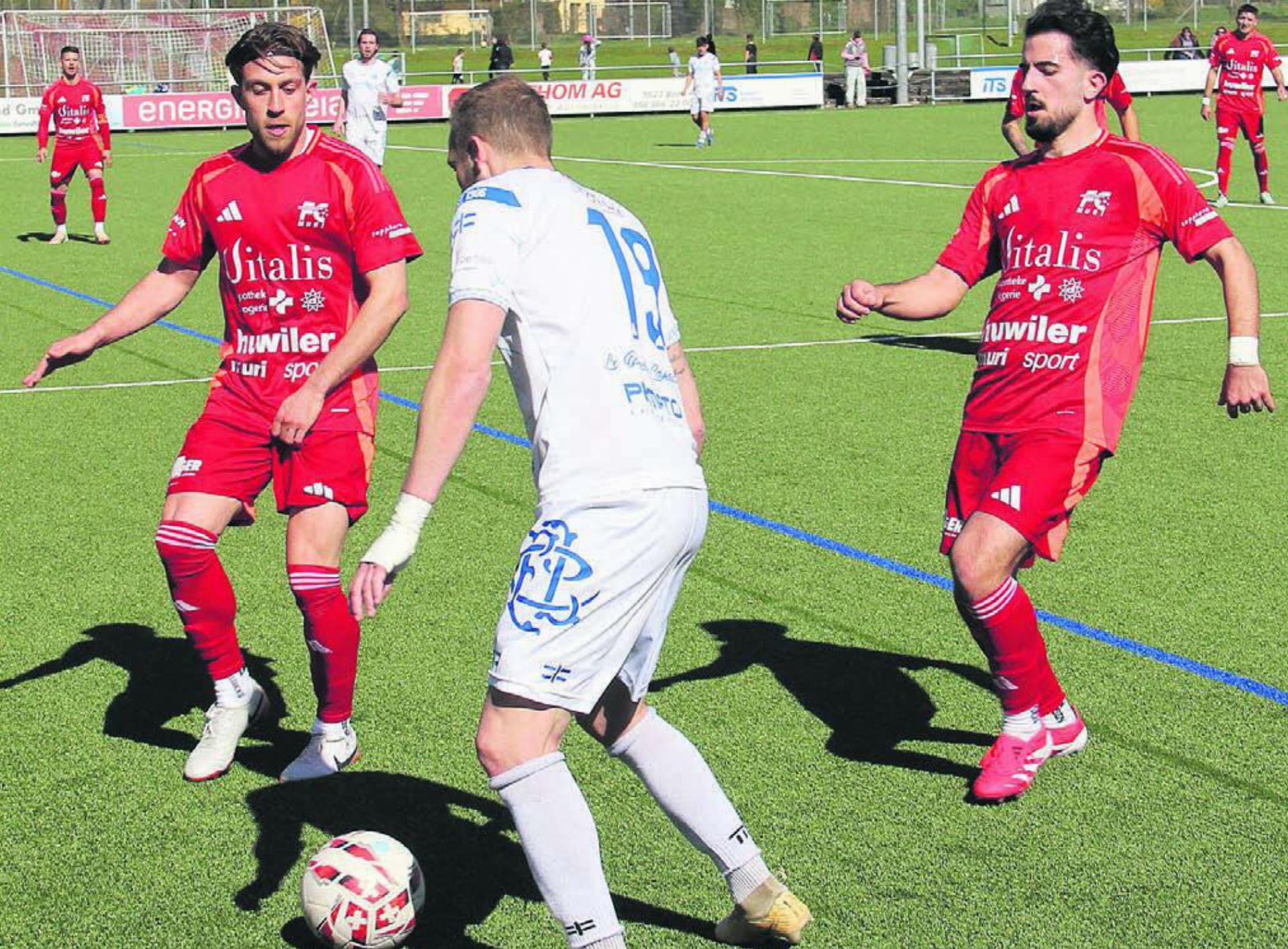 Luca Passerini (links) und Miguel Ferreira versuchen die Tessiner Offensivbemühungen zu unterbinden. Bild: pf