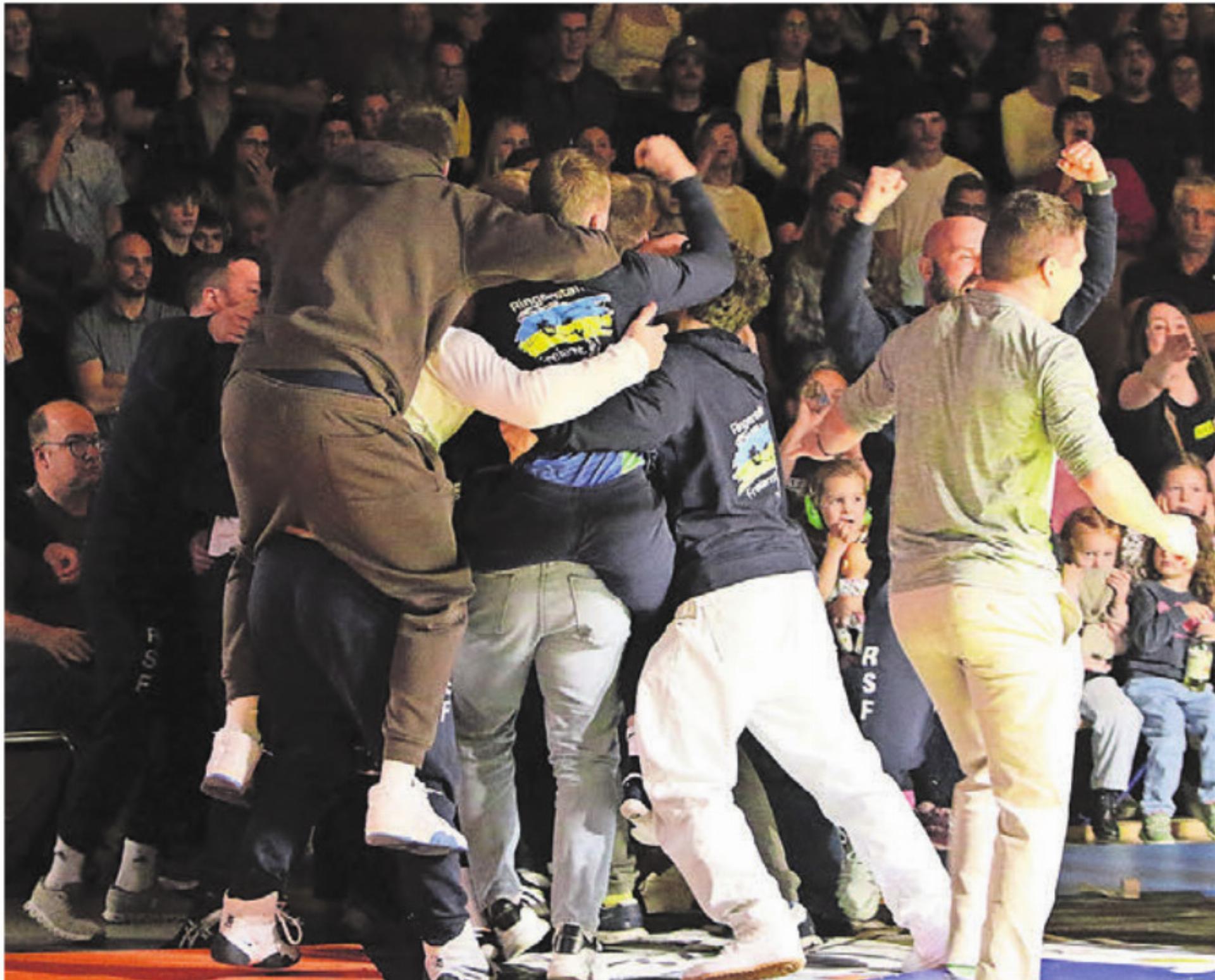 Irgendwo unter diesem Haufen liegt er. Die Freiämter Ringer begraben George Bucur unter sich, nachdem er Sandro Hungerbühler auspunktet und damit Bronze sichert. - Das Bild wird blockiert. – Möglicherweise durch einen aktiven Adblocker.