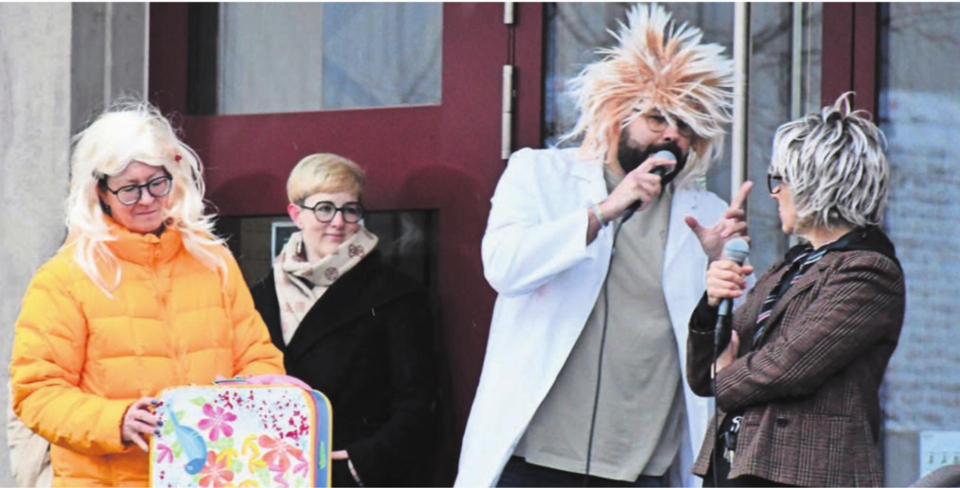 Inputtheater: Ein Glücksforscher gab den Jugendlichen und Lehrkräften ein paar Tipps, damit sie die Projektwoche in vollen Zügen geniessen können. Bild: dm - Das Bild wird blockiert. – Möglicherweise durch einen aktiven Adblocker.