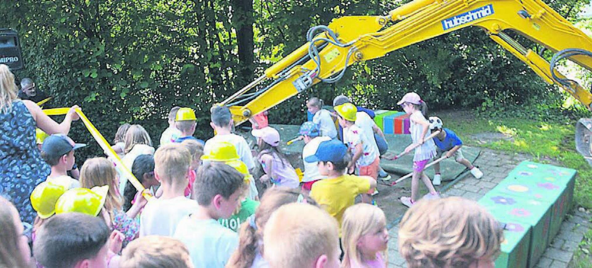 In Niederwil halfen die Kids beim Spatenstich zur Sanierung und Ausbau des Kindergartens tatkräftig mit. Bilder: Archiv