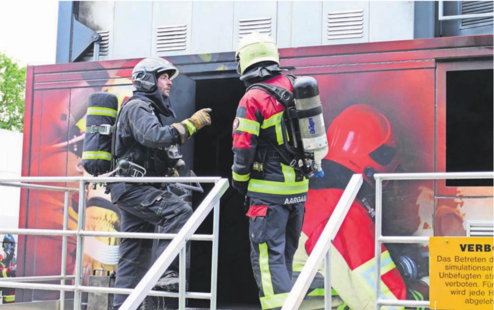 Im Brandsimulationscontainer absolvierten die Feuerwehren Arni-Islisberg, Oberwil-Lieli und Zufikon verschiedene Posten. So konnte der Atemschutz mit realen Bränden für den Ernstfall trainieren. Bild: Stefan Treier - Das Bild wird blockiert. – Möglicherweise durch einen aktiven Adblocker.