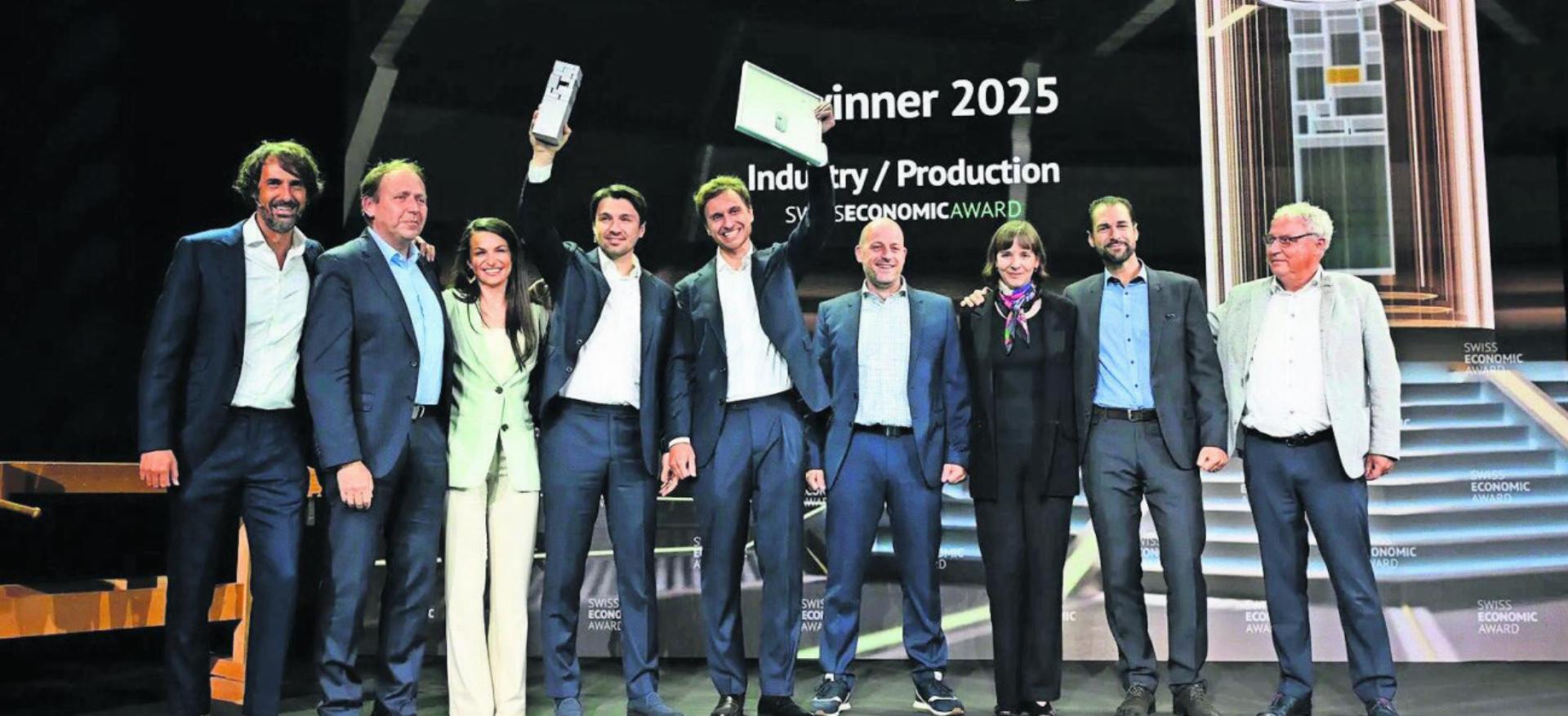 Freude, Stolz, Genugtuung: Die ganze Belegschaft von Lumvin auf der grossen Bühne des 27. Swiss Economic Forums in Interlaken. Bilder: pd/zg