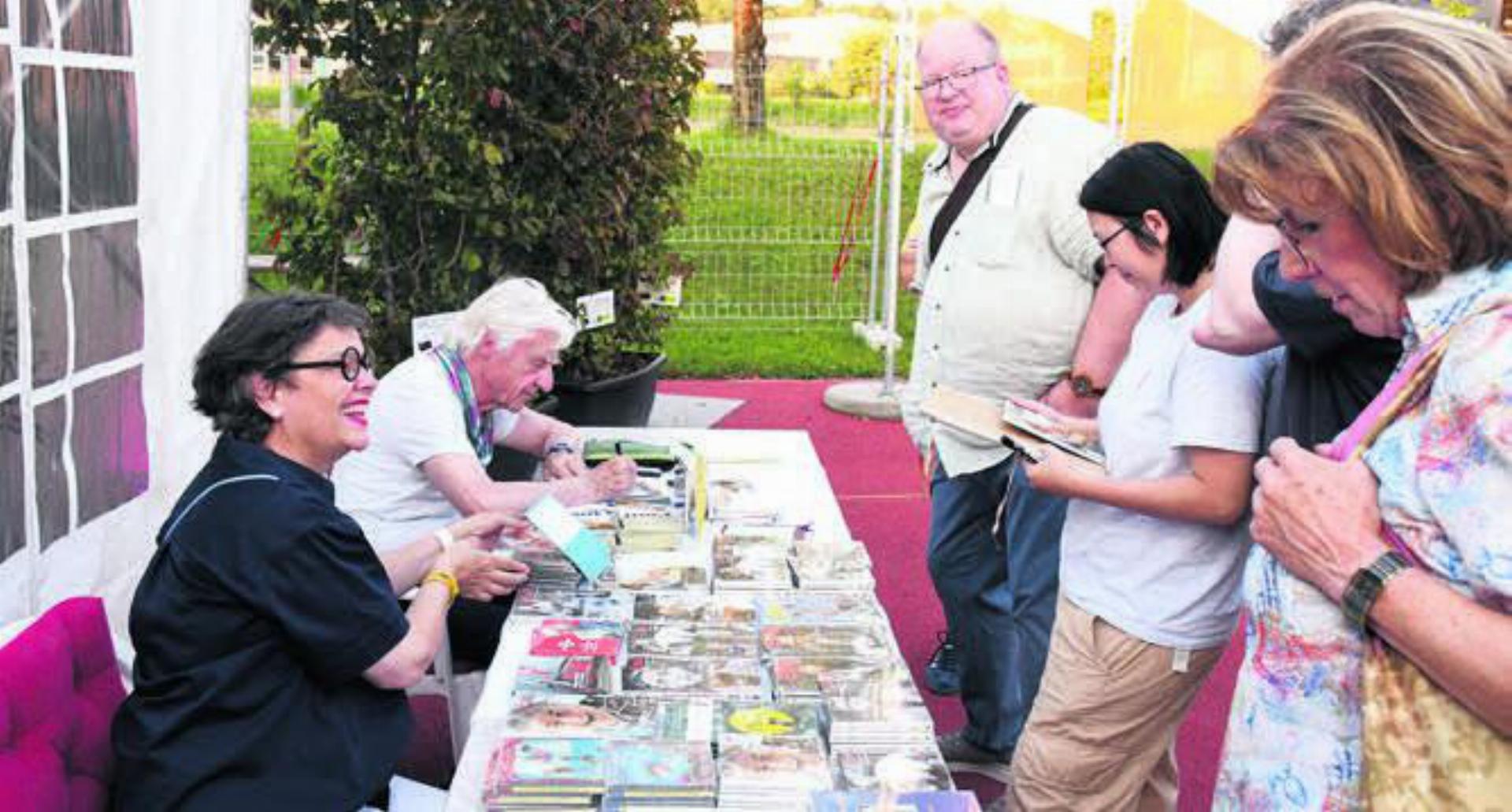 Beliebt: Emil Steinberger gab rund eineinhalb Stunden lang Autogramme. Bild: dm
