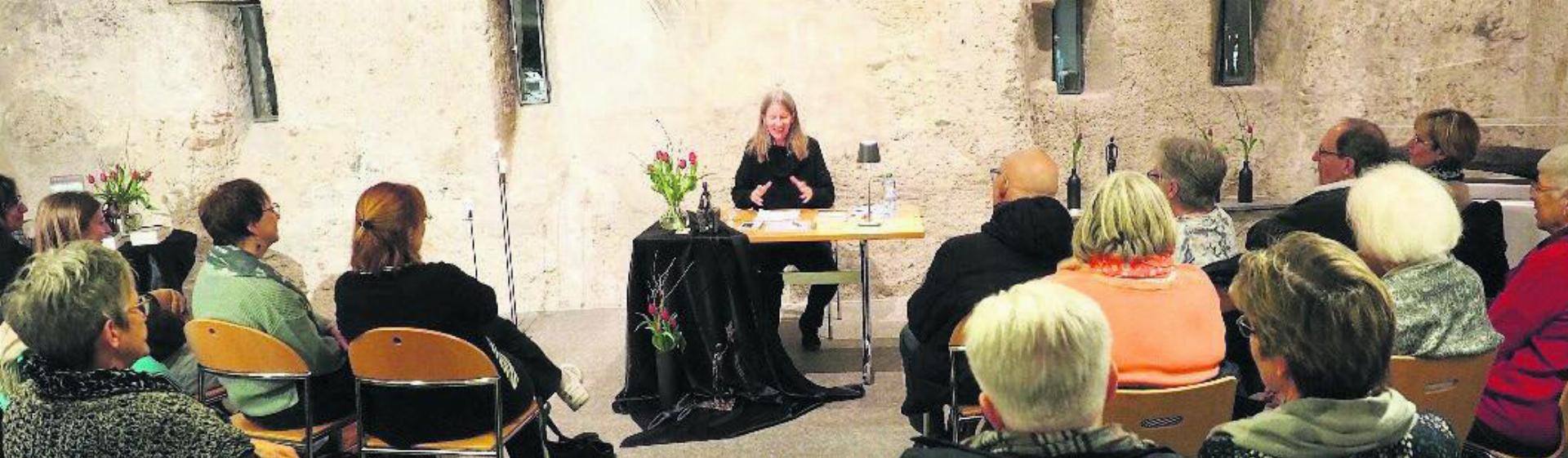 Von den Bibliotheken Mellingen und Niederwil organisiert: Petra Ivanov liest im voll besetzten Saal. Bild: zg