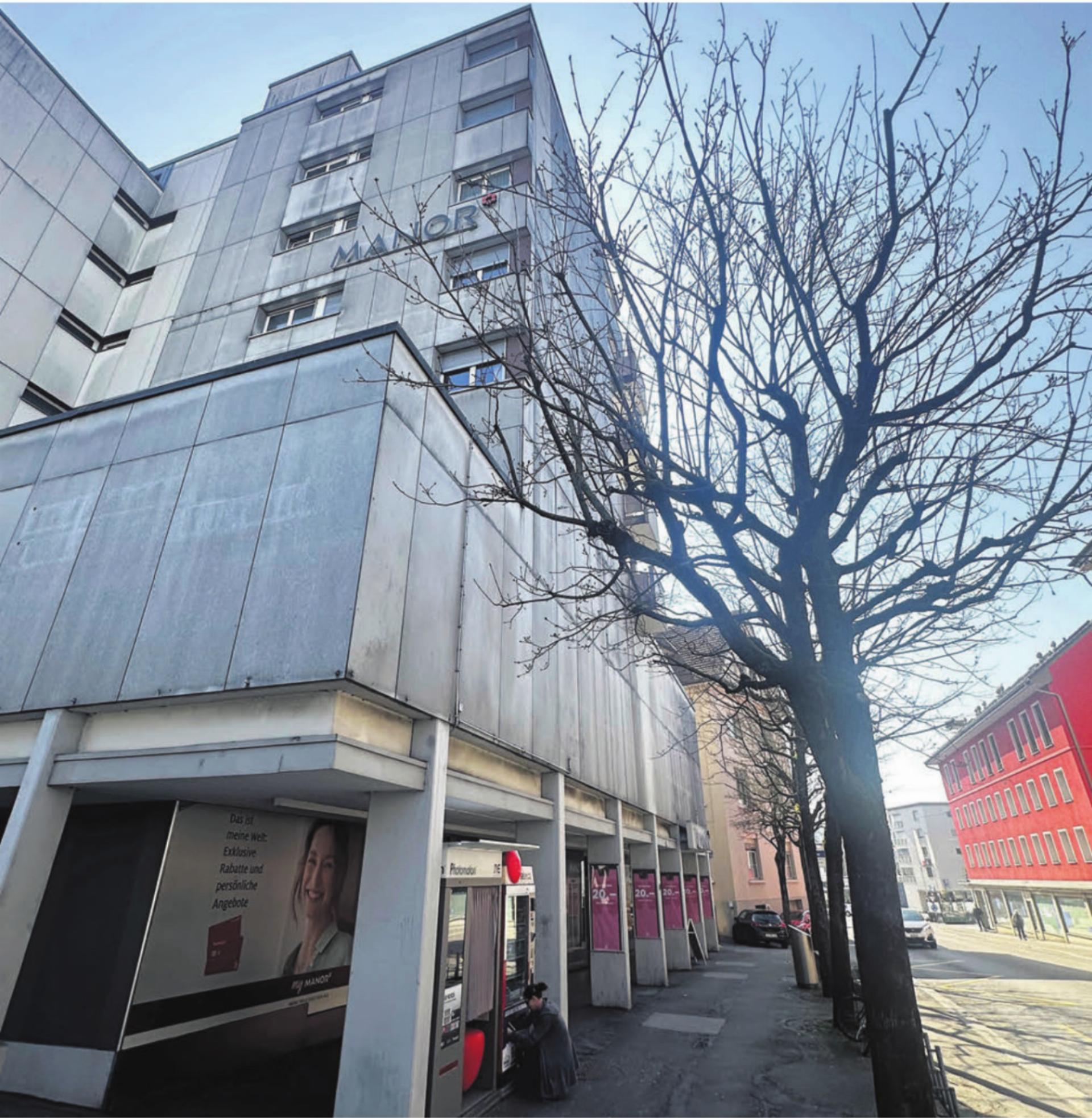 Das Manor-Gebäude an der Zentralstrasse. In rund einem Jahr schliesst die Filiale voraussichtlich. Bild: Stefan Sprenger - Das Bild wird blockiert. – Möglicherweise durch einen aktiven Adblocker.