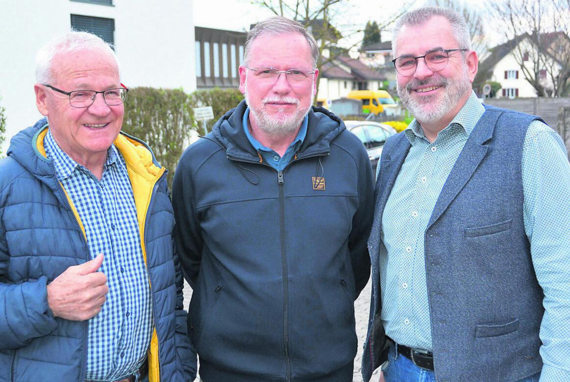 Sie setzten sich für den Projektierungskredit eines Reussstegs ein und nehmen das «Ja» jetzt mit Demut an: die Pro-Komitee-Mitglieder Enrico Carfora (links), Werner Fischer (Mitte) und Markus Staubli. Bilder: Archiv/rwi