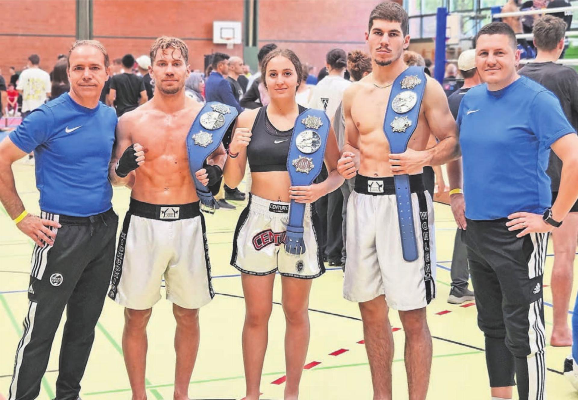 Die Betreuer und das siegreiche Ringsporttrio von Kickboxing Wohlen (von links): Rocco Cipriano (Trainer), Roy Cipriano, Alessia Ciaco, Fion Jupolli, Andrea Faggiano (Trainer). Bild: zg