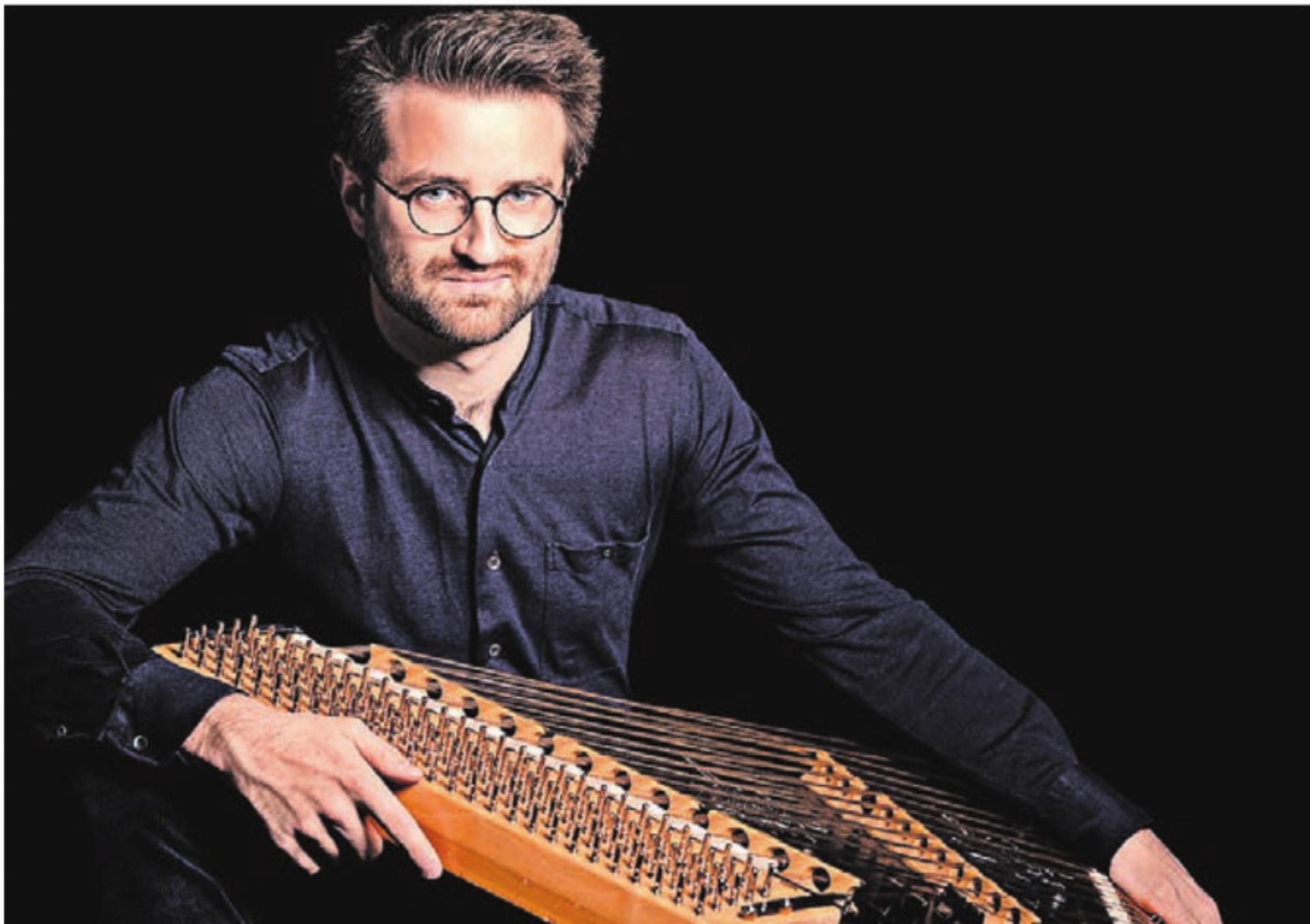 Christoph Pfändler spielt das Hackbrett solistisch. Bild: zg - Das Bild wird blockiert. – Möglicherweise durch einen aktiven Adblocker.