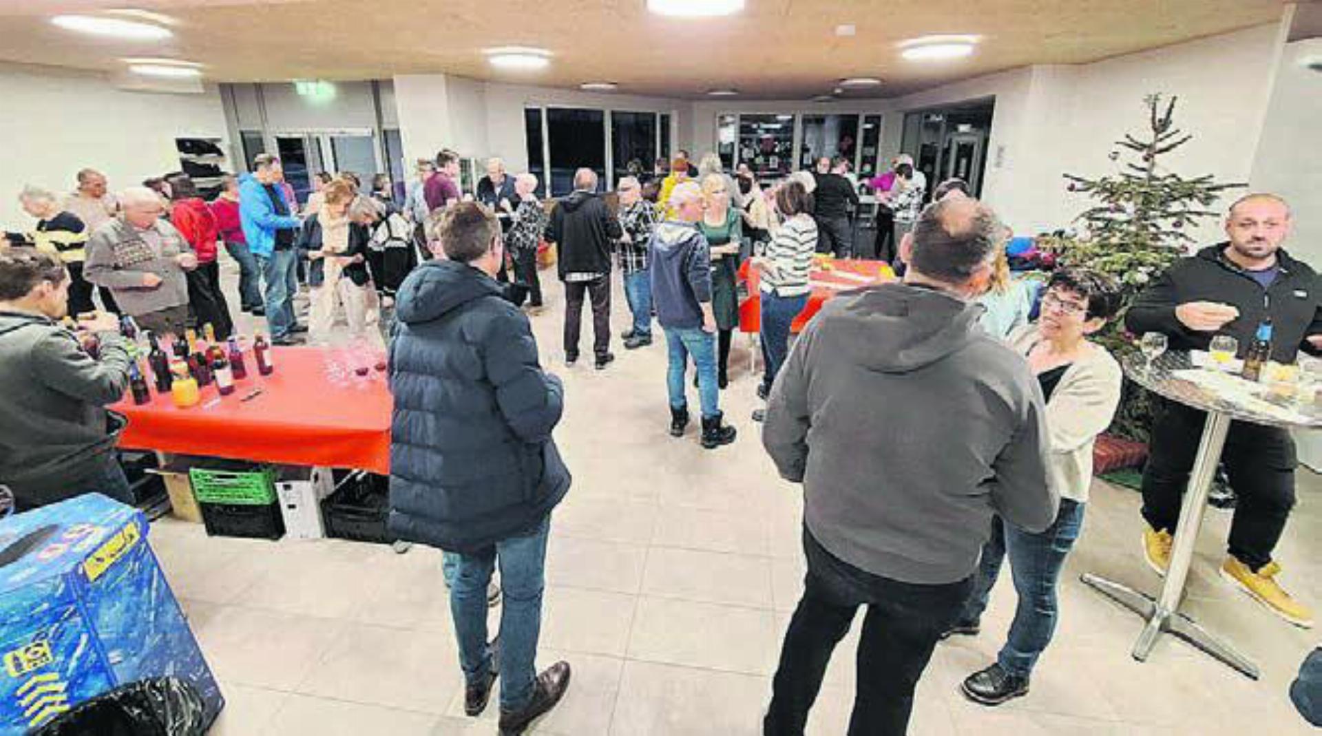 Die Fahrwanger und Fahrwangerinnen stiessen gemeinsam aufs neue Jahr an. Bild: gk - Das Bild wird blockiert. – Möglicherweise durch einen aktiven Adblocker.