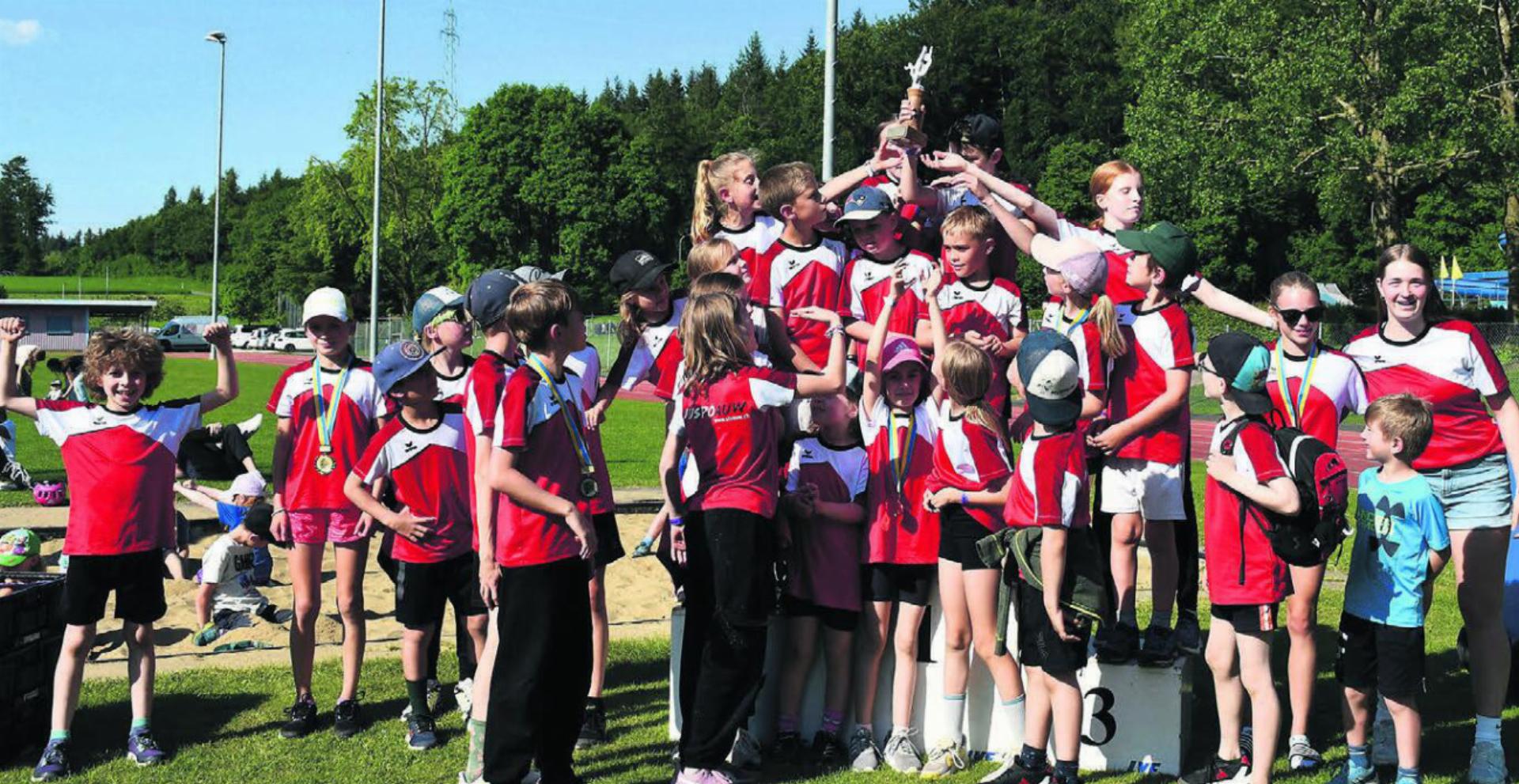 Die Buben und die Mädchen vom Jugendsport Auw gewannen den heiss begehrten Pokal der Vereins-Trophy. Dank ihrer guten Gesamtleistung erzielten sie das höchste Ergebnis. Bilder: Verena Anna Wigger