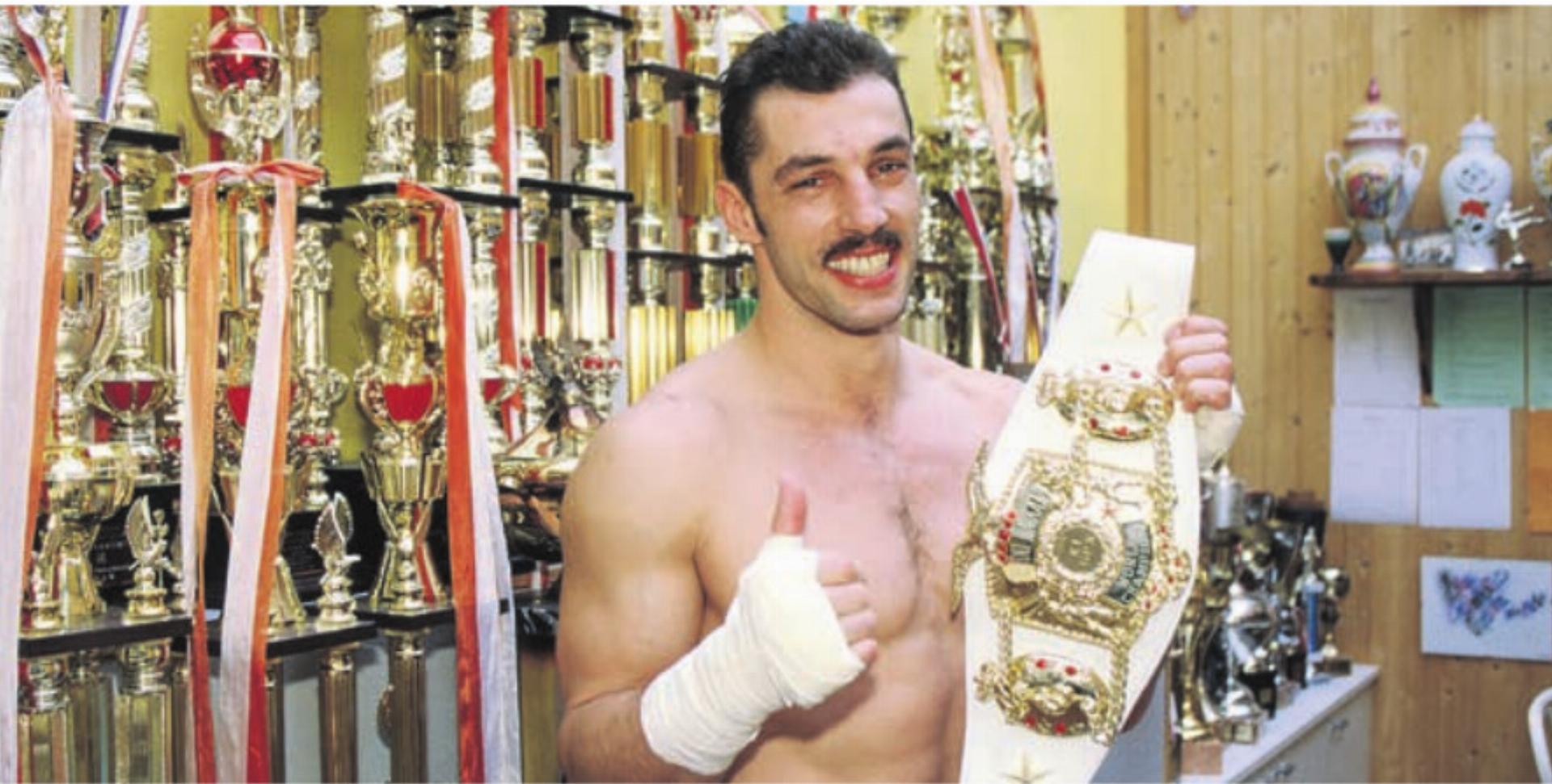 Andy Hug im Mai 1996 mit zahlreichen seiner Pokale. Bild: Freshfocus