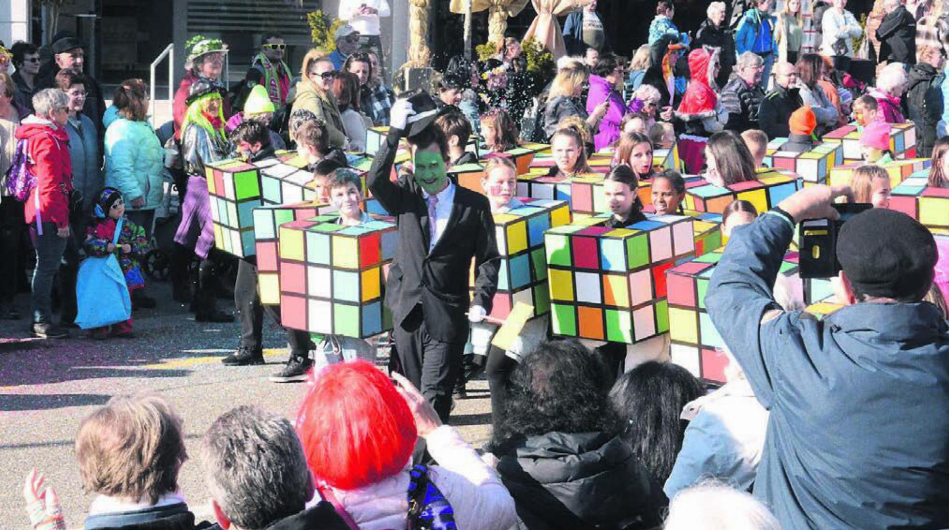 Der als Zauberwürfel bekannt gewordene Rubic‘s Cube feiert dieses Jahr seinen 50. Geburtstag. Und erlebt dank der 5. Klasse von Corinne Mühlemann auch in Villmergen ein Revival. Einziger Nachteil: In diesem Kostüm können die Kinder nicht zurückwinken.