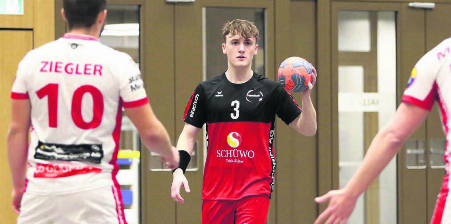 Samuel Scheiwiller (Mitte) ist mit seinen 20 Jahren bereits ein Leistungsträger bei Handball Wohlen. Bild: jg