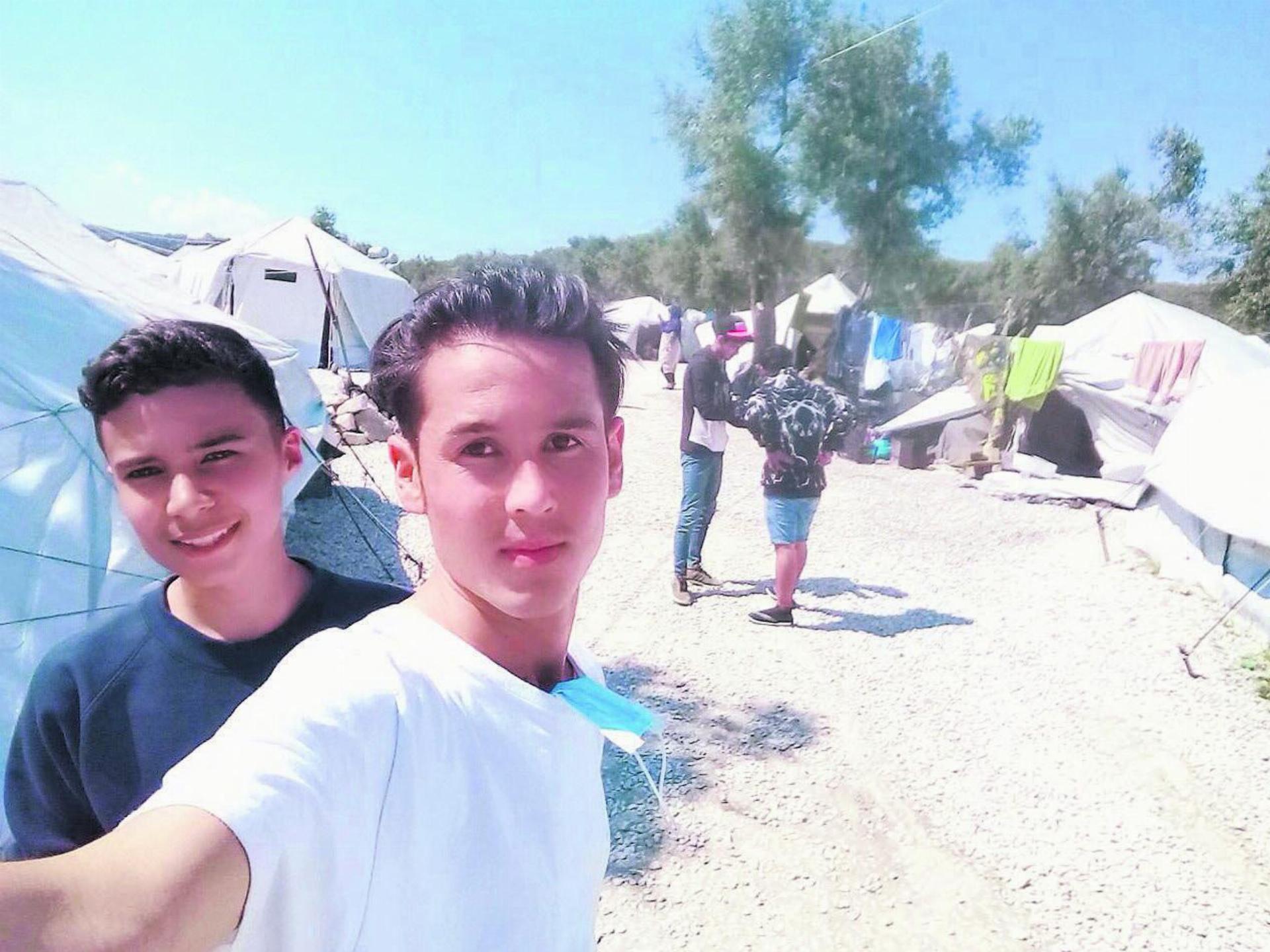 Ein Selfie von Lesbos: 2020 lebte Kashmir Islami (rechts) ein Jahr im griechischen Flüchtlingscamp. Bilder: Celeste Blanc (1) / zg (3)