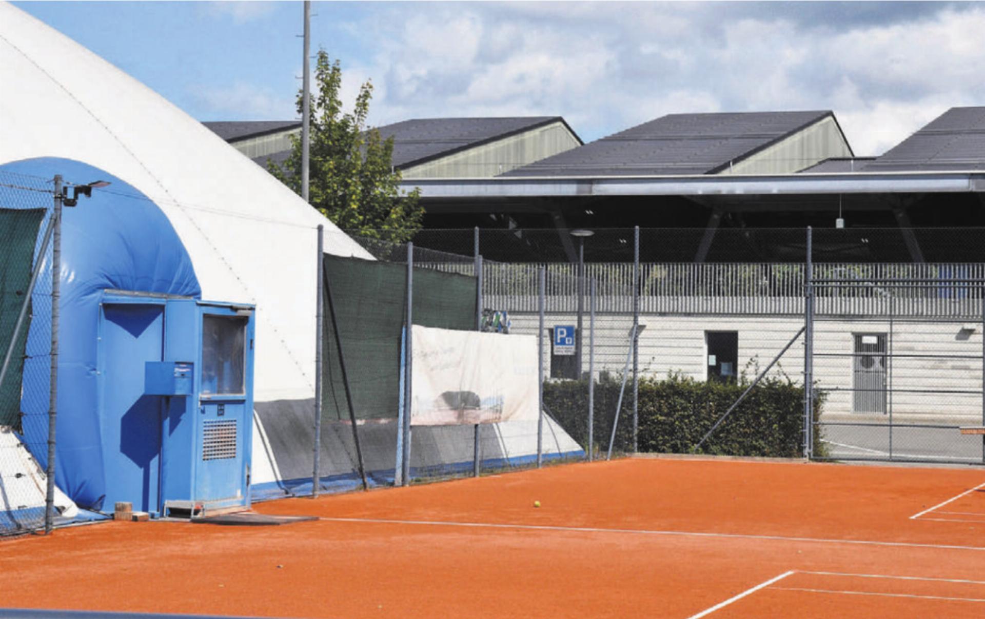 Die Tennisplätze sollen saniert werden, jene unter der Traglufthalle ganz erneuert. Bild: Monica Rast - Das Bild wird blockiert. – Möglicherweise durch einen aktiven Adblocker.