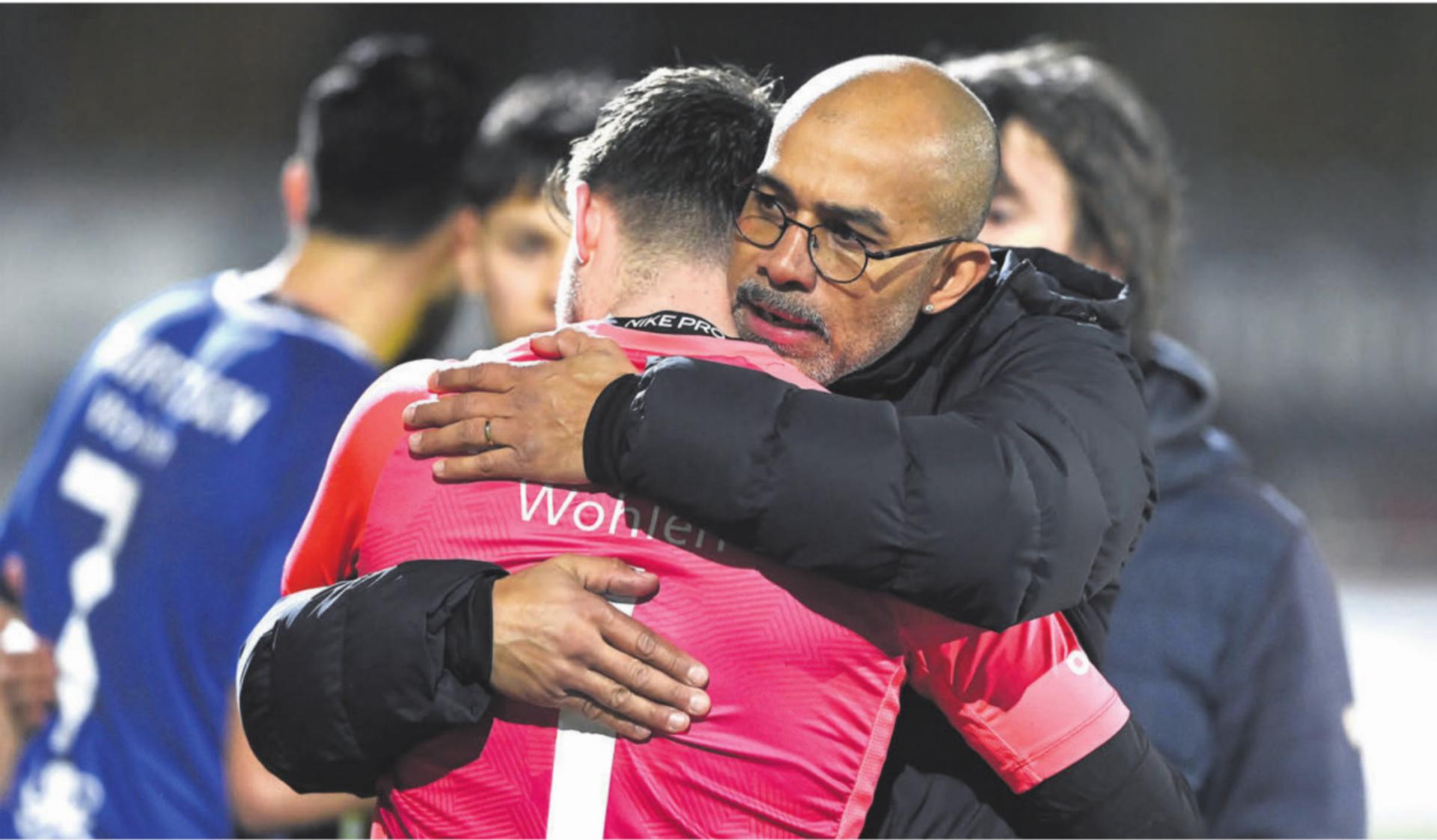 Wohlen-Trainer Piu gratuliert Goalie Joel Bonorand nach dem Schötz-Sieg. Die aktuelle Kader-Situation kann für Wohlen zum grossen Vorteil werden. Dem Trainer ist bewusst, dass er jetzt aber kommunikativ noch stärker gefragt ist, damit keine Unzufrieden-
heit entsteht.
Bild: Alexander Wagner - Das Bild wird blockiert. – Möglicherweise durch einen aktiven Adblocker.