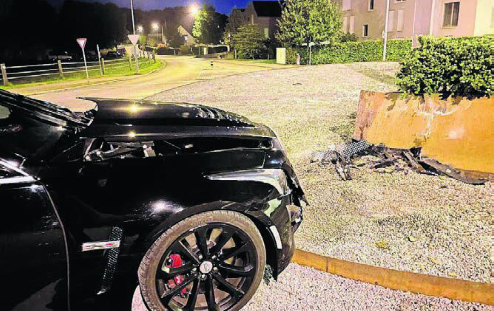 Der Cadillac kollidierte kurz nach Mitternacht mit der Kreiseleinrichtung. Bild: pz