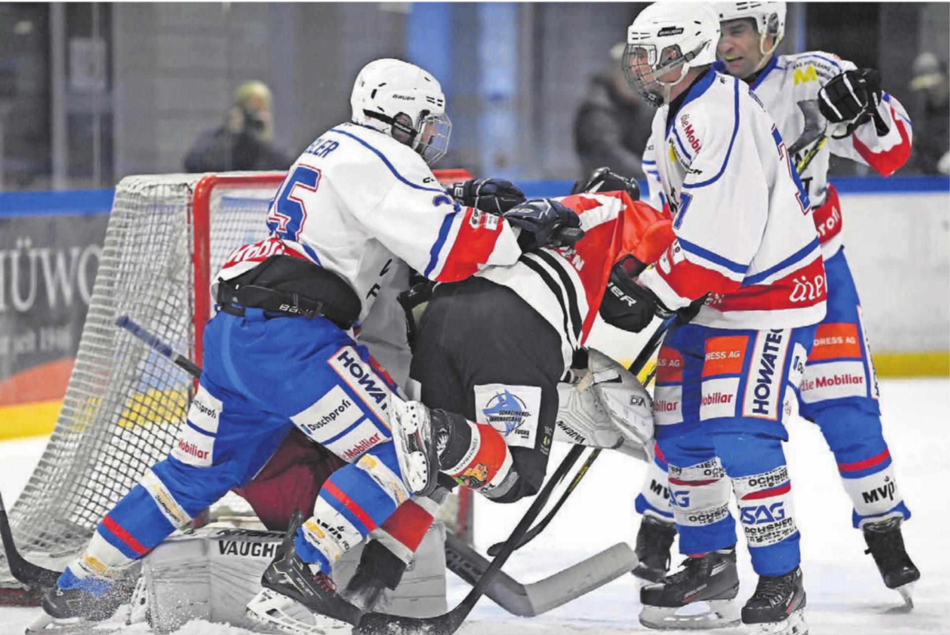 Die Wohler (in Weiss) wehren sich gegen Fi-Gö nach Kräften, verlieren aber dennoch. Von links die Wohler Marc Gisler, Michael Frei und Joel Nietlisbach. Sie nehmen Fi-Gös Yves Simmen in die Mangel. 
Bilder: Alexander Wagner - Das Bild wird blockiert. – Möglicherweise durch einen aktiven Adblocker.