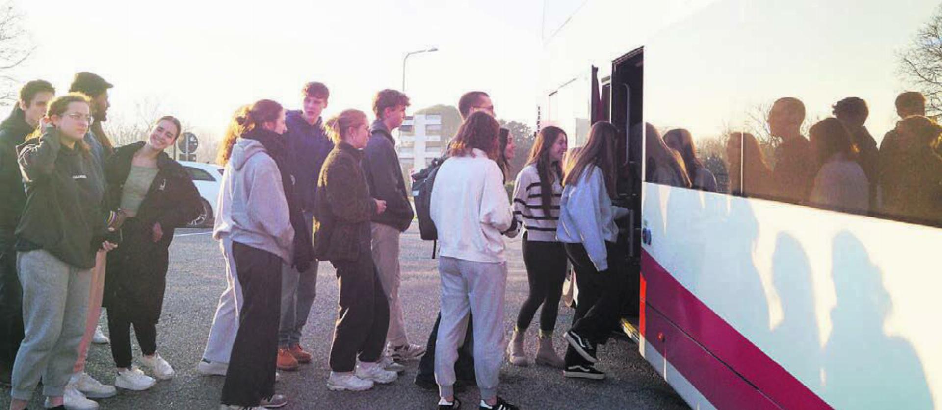 Auf gehts: Am Sonntagmorgen starteten 70 Schüler und Schülerinnen zu ihrer Reise nach Ljubljana. Bild: zg