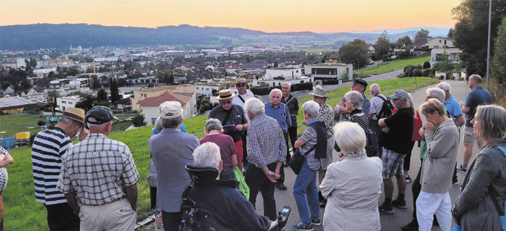 Was für eine Aussicht: Der Abschluss des Abends findet beim Rebebänkli statt, wo die beiden Ortsführer über den Weinbau in Wohlen berichten. Bilder: Chregi Hansen