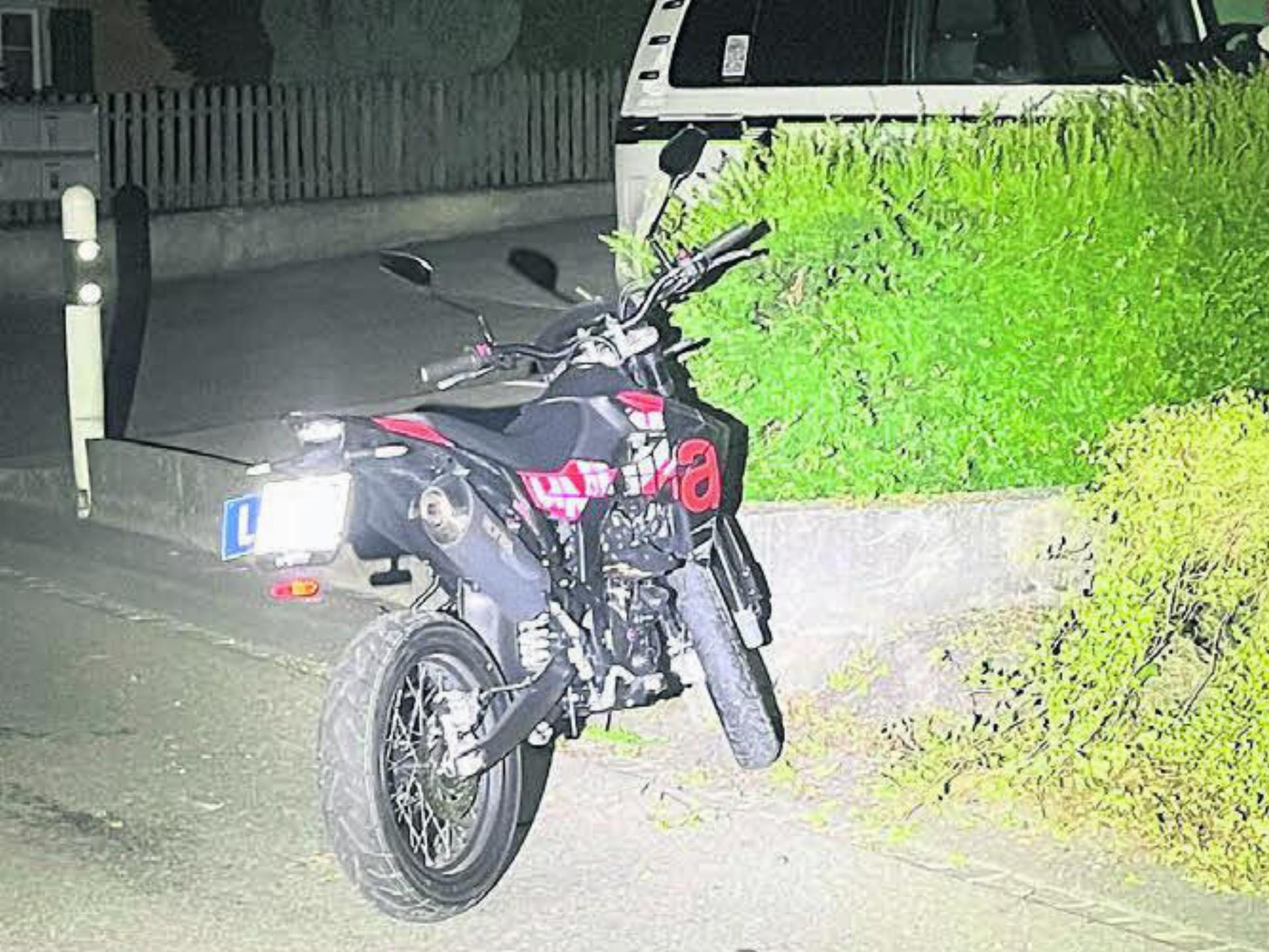 Das Motorrad prallte gegen ein Mäuerchen. Bild: pd
