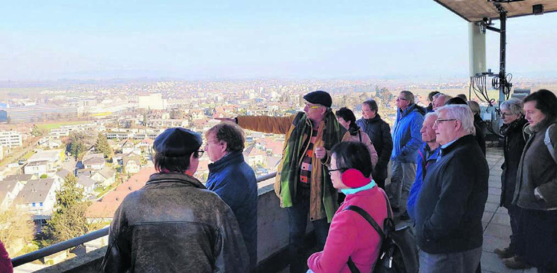 André Keusch (Mitte) erklärt den Teilnehmenden die wichtigsten Veränderungen im Villmerger Ortsbild. Bild: chh