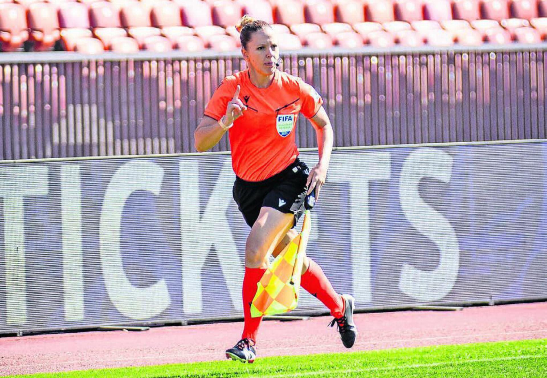 Belinda Pierre-Brem im Zürcher Letzigrund als Schiedsrichterassistentin beim Play-off-Final der Women’s Super League zwischen dem Grasshopper-Club Zürich und den Frauen der Young Boys. Im Letzigrund ist sie aktuell auch als «Giant Screen Supervisor» im Einsatz. Im Dezember 2026 wird sie ihre Schiedsrichterkarriere beenden. Bild: SFV, Agash Modchanathan