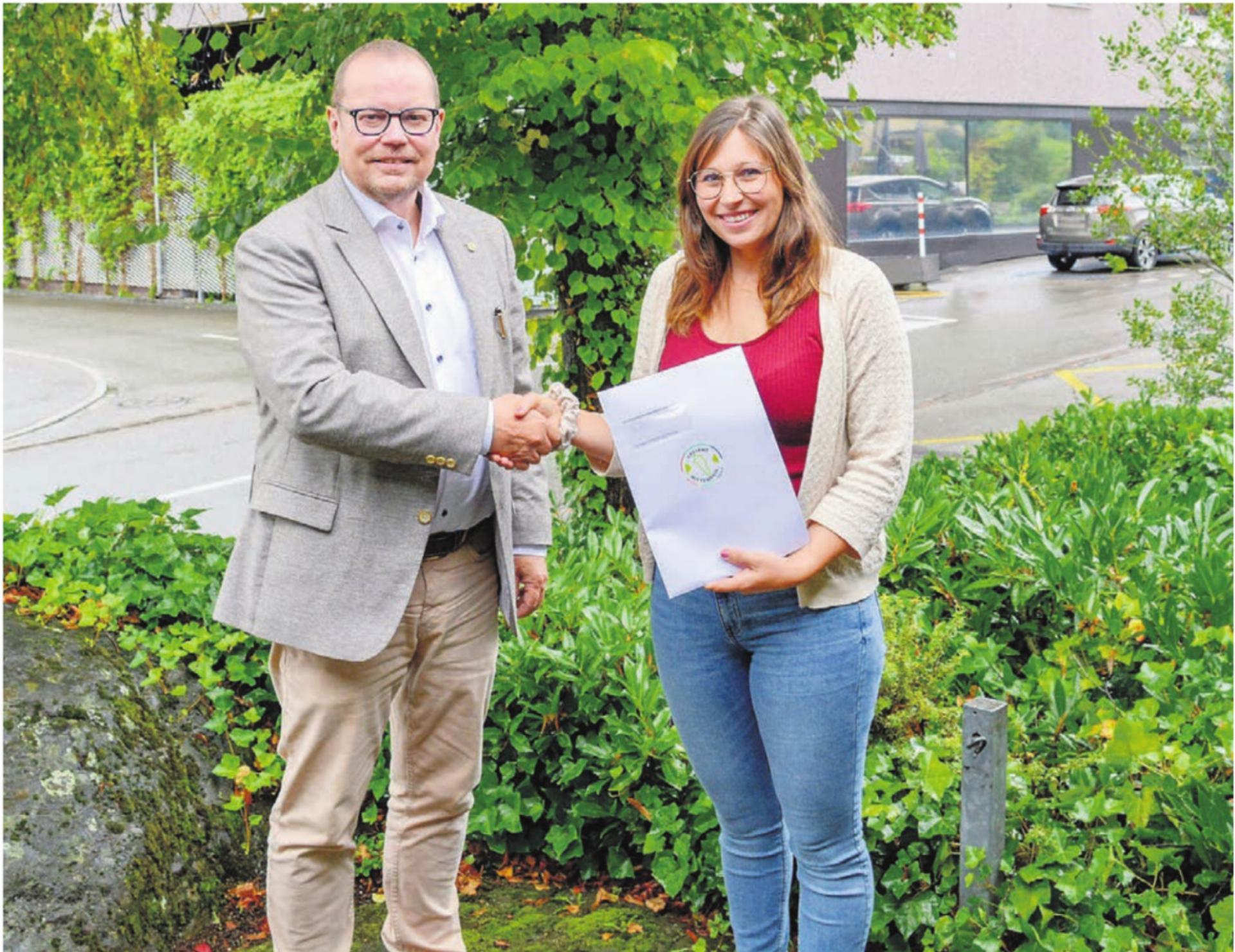 Natasha Kluser aus Benzenschwil freut sich über den Freiämter Ballonfahrt-Gutschein, der ihr von Andreas Gnädinger, Präsident der Wirtschaftskommission des Regionalplanungsverbands Oberes Freiamt, übergeben wird. Bild: zg - Das Bild wird blockiert. – Möglicherweise durch einen aktiven Adblocker.