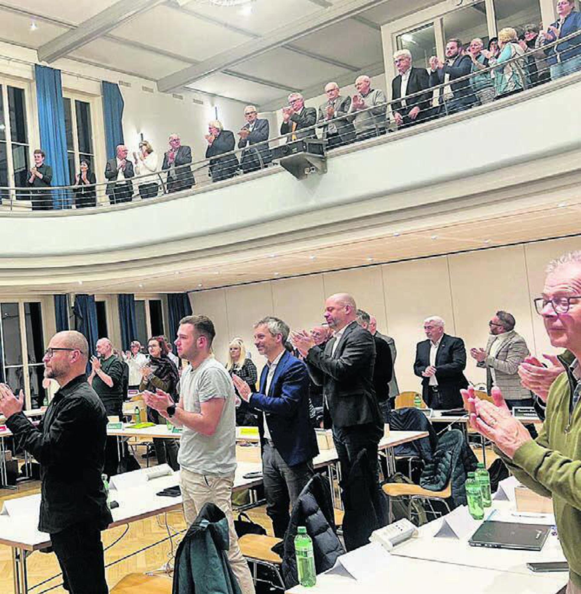 Erst gab es noch viel Applaus bei den Verabschiedungen im Dezember, nun steht die Vereidigung des neu besetzten Einwohnerrates an. Bild: sab - Das Bild wird blockiert. – Möglicherweise durch einen aktiven Adblocker.