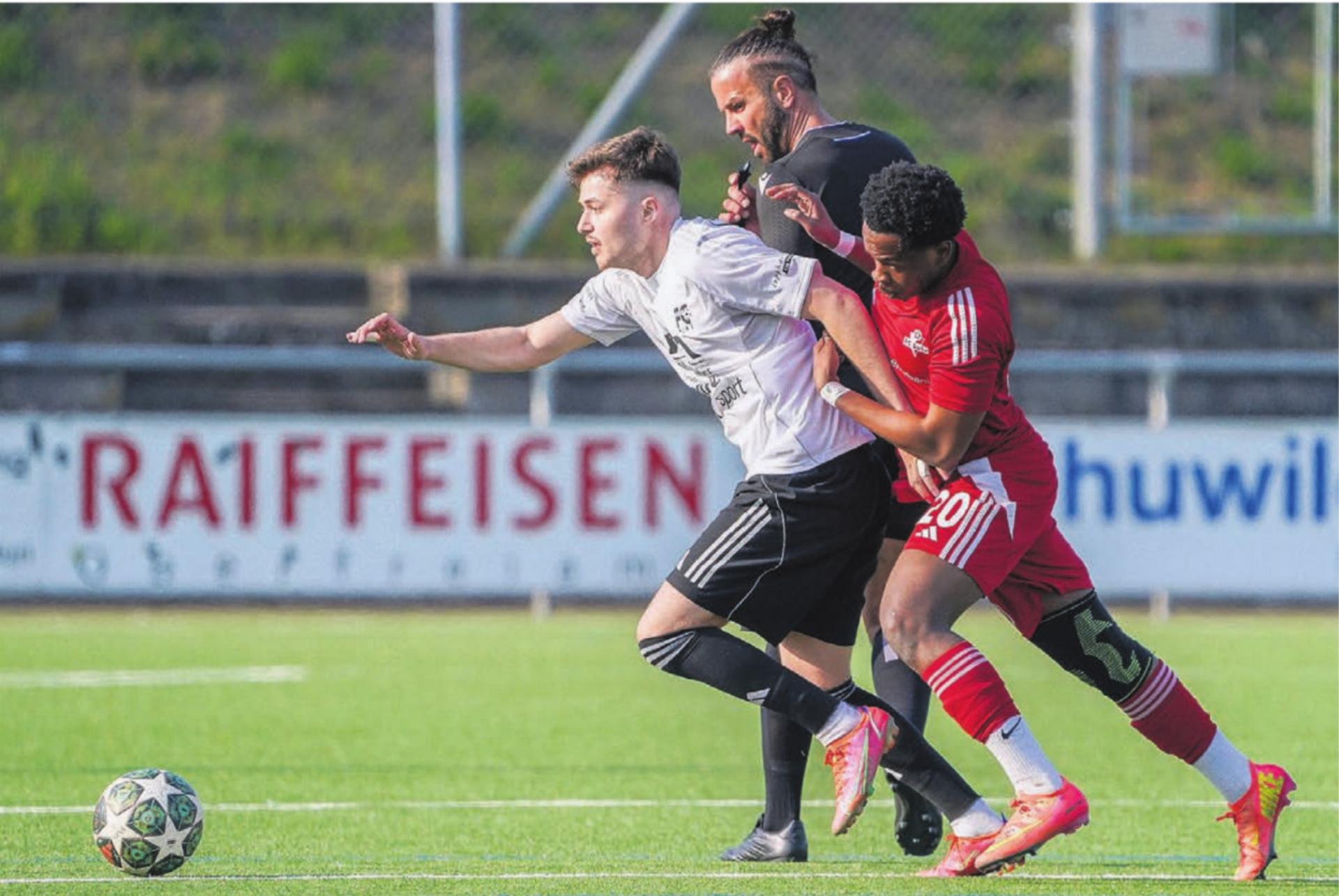 Gentrim Uka (links) ist der einzige Murianer, der trotz zahlreicher Chancen ein Tor erzielt. Am Ende reicht es nicht zum Sieg. 
Bild: Andy Müller - Das Bild wird blockiert. – Möglicherweise durch einen aktiven Adblocker.