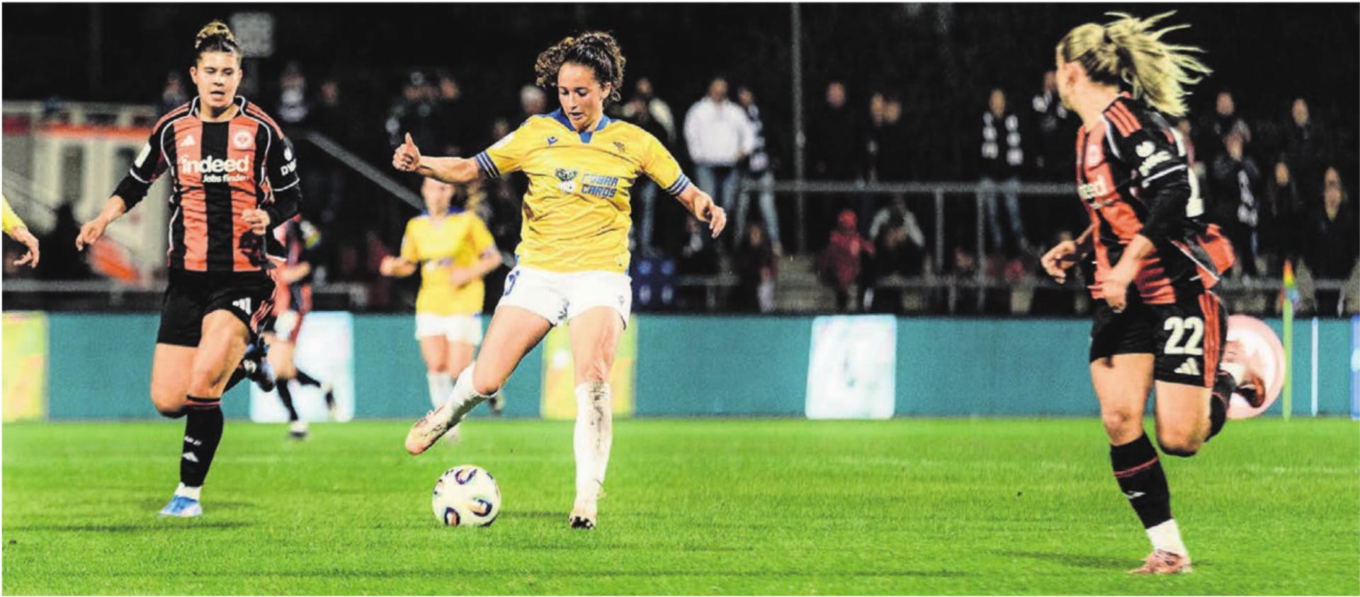 Schweizer Treffen in der Bundesliga. Elena Mühlemann (Mitte) im Duell gegen ihren Ex-Club Eintracht Frankfurt. Mit Noemi Ivelj (links, Tochter des ehemaligen FC-Wohlen-Verteidigers Goran Ivelj) und Nadine Riesen (rechts) muss sie sich gleich gegen zwei Schweizer Nationalspielerinnen behaupten. Bilder: Hannes Anger - Das Bild wird blockiert. – Möglicherweise durch einen aktiven Adblocker.