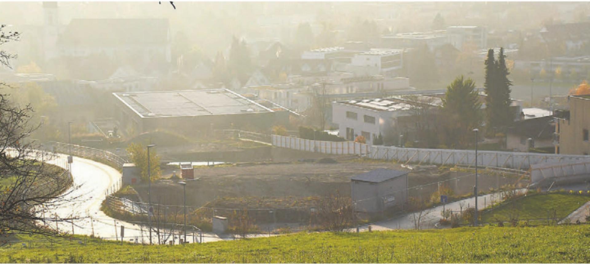 Die Grossbaustelle am Rebberg: Über der neuen Sporthalle Hofmatten sollten 20 Mehrfamilienhäuser entstehen, nach dem Spatenstich startete noch der Aushub, nun herrscht seit Monaten Pause. Bild: Daniel Marti - Das Bild wird blockiert. – Möglicherweise durch einen aktiven Adblocker.