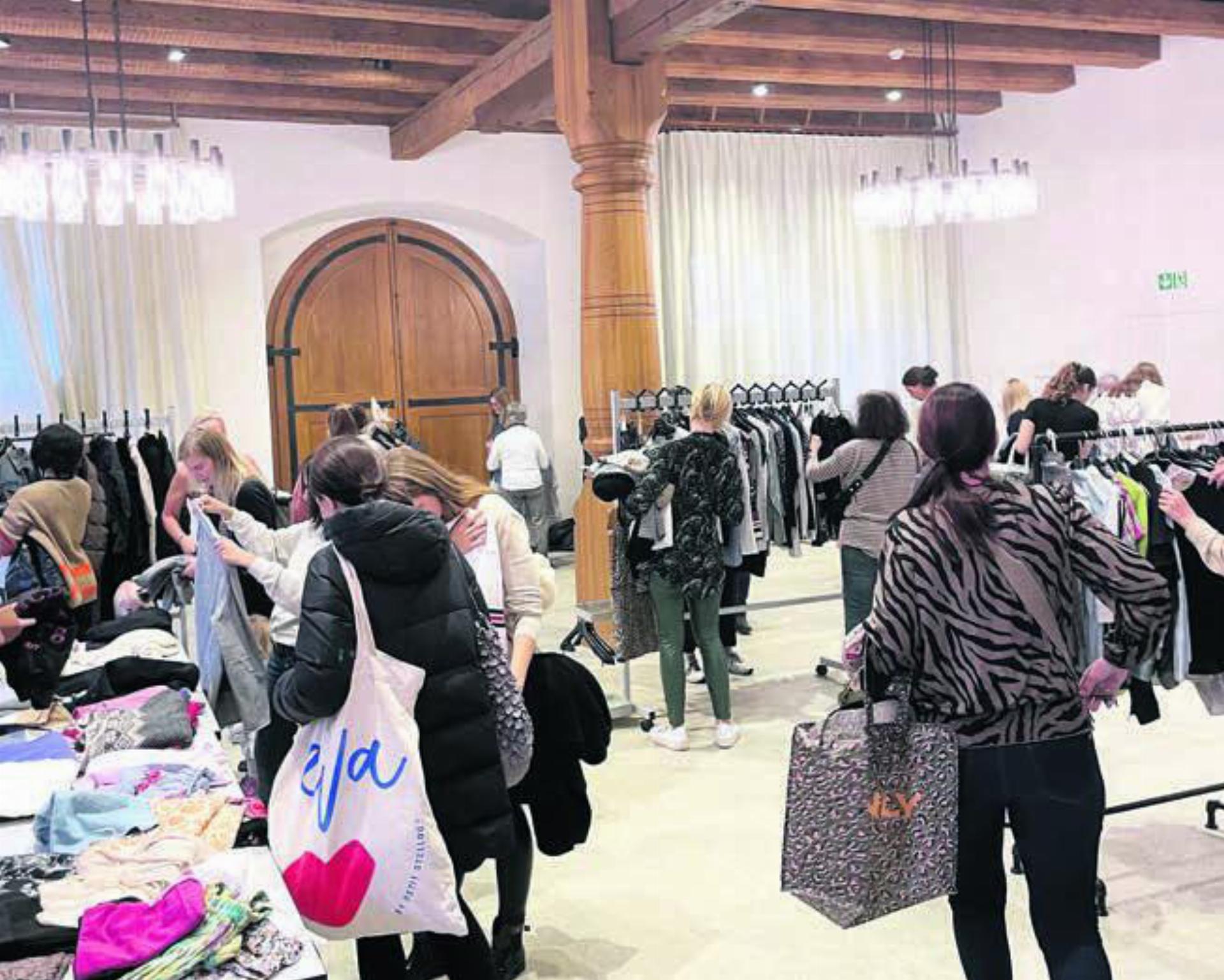 Die Veranstalter durften beim ersten «Walk-in-Closet» in Bremgarten einen völlig unerwarteten Ansturm Tauschlustiger erleben. Bild: Archiv