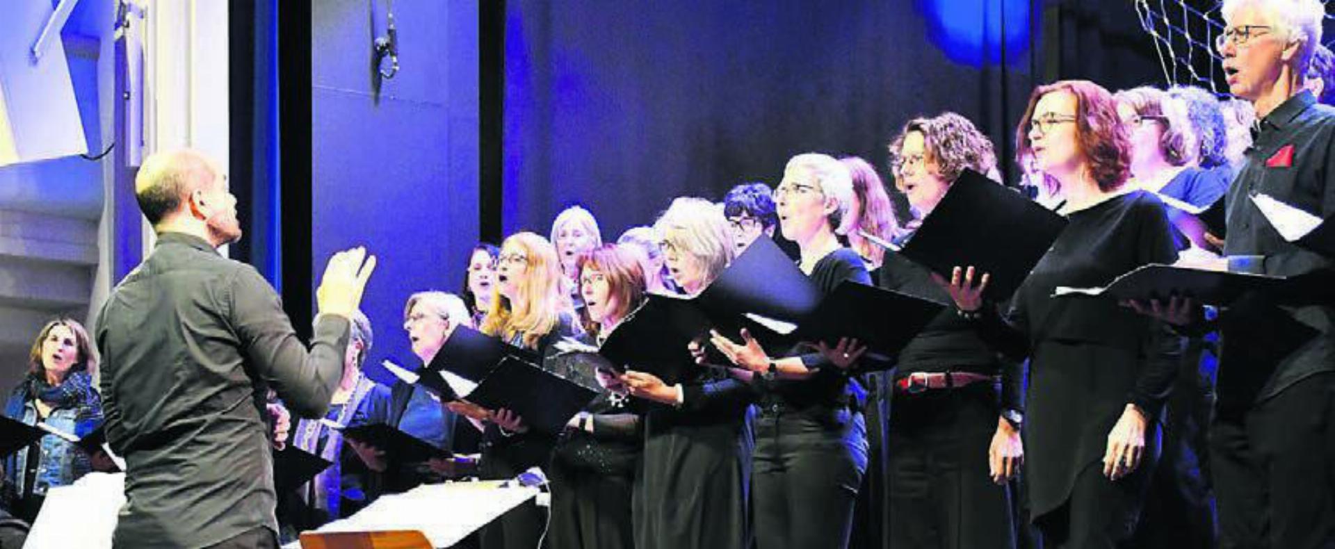 Der Projektchor unter der Leitung von Roberto Vacca 
entführt die Zuschauer in eine musikalische Nacht voller Sterne. 
Bild: mo