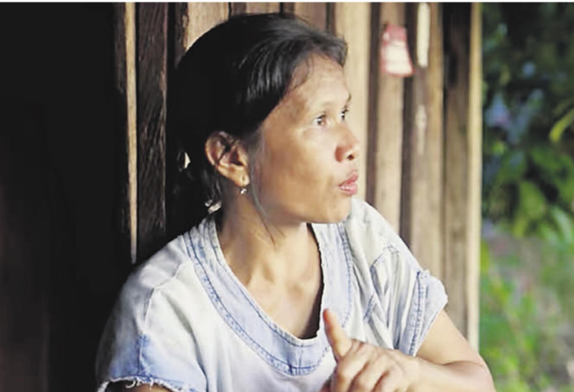 Szene aus dem Dokumentarfilm «Macht und Ohnmacht»: Eine Betroffene berichtet von den Folgen des Bergbaus für Mensch und Umwelt. Bild: zg - Das Bild wird blockiert. – Möglicherweise durch einen aktiven Adblocker.