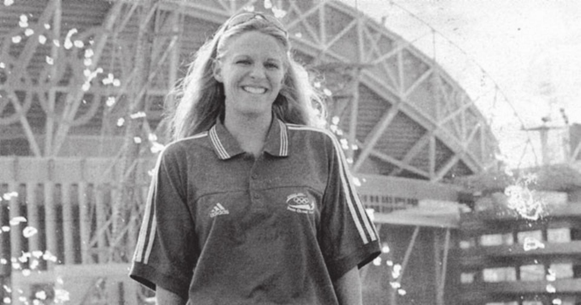 Synchronschwimmerin Corinne Rüegg lacht inmitten eines Wasserspiels an den Olympischen Spielen in Sydney. Bild: Archiv - Das Bild wird blockiert. – Möglicherweise durch einen aktiven Adblocker.