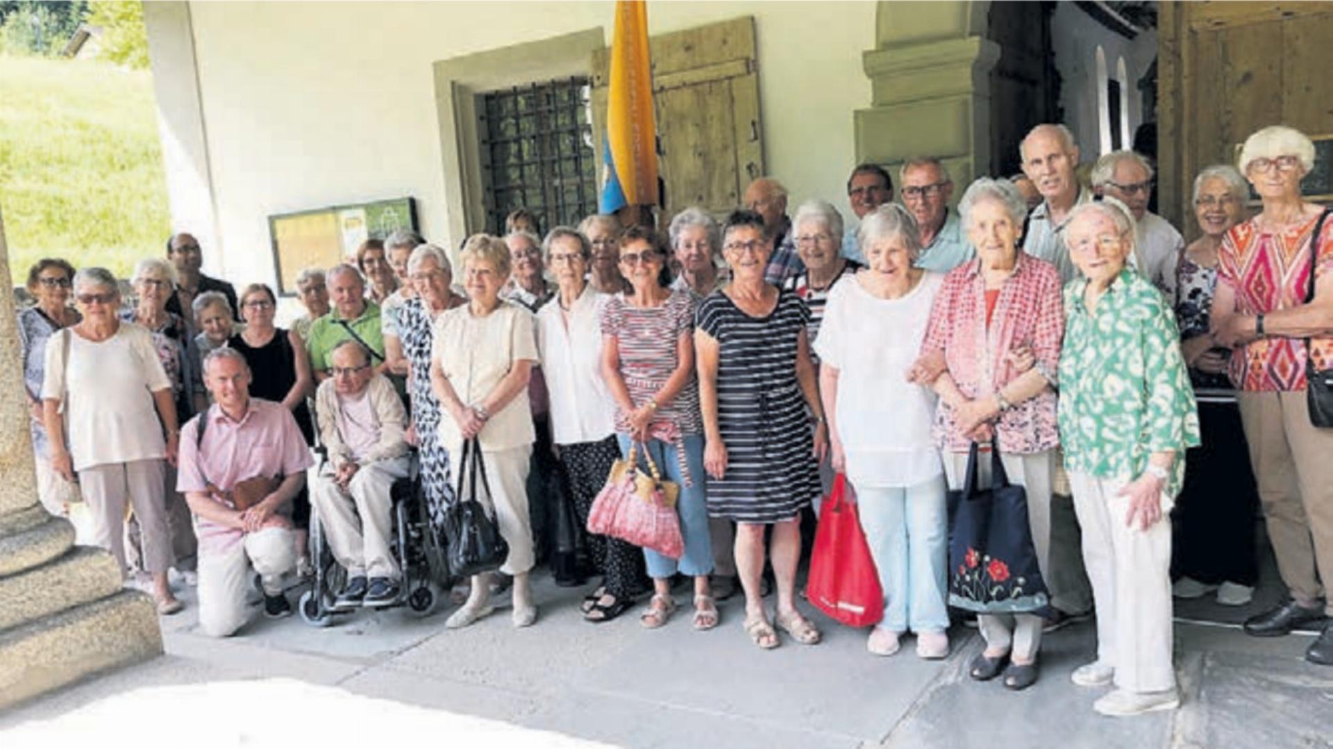 Gruppenbild der Mitglieder des Lourdespilgervereins bei der Wallfahrtskirche Bild: zg