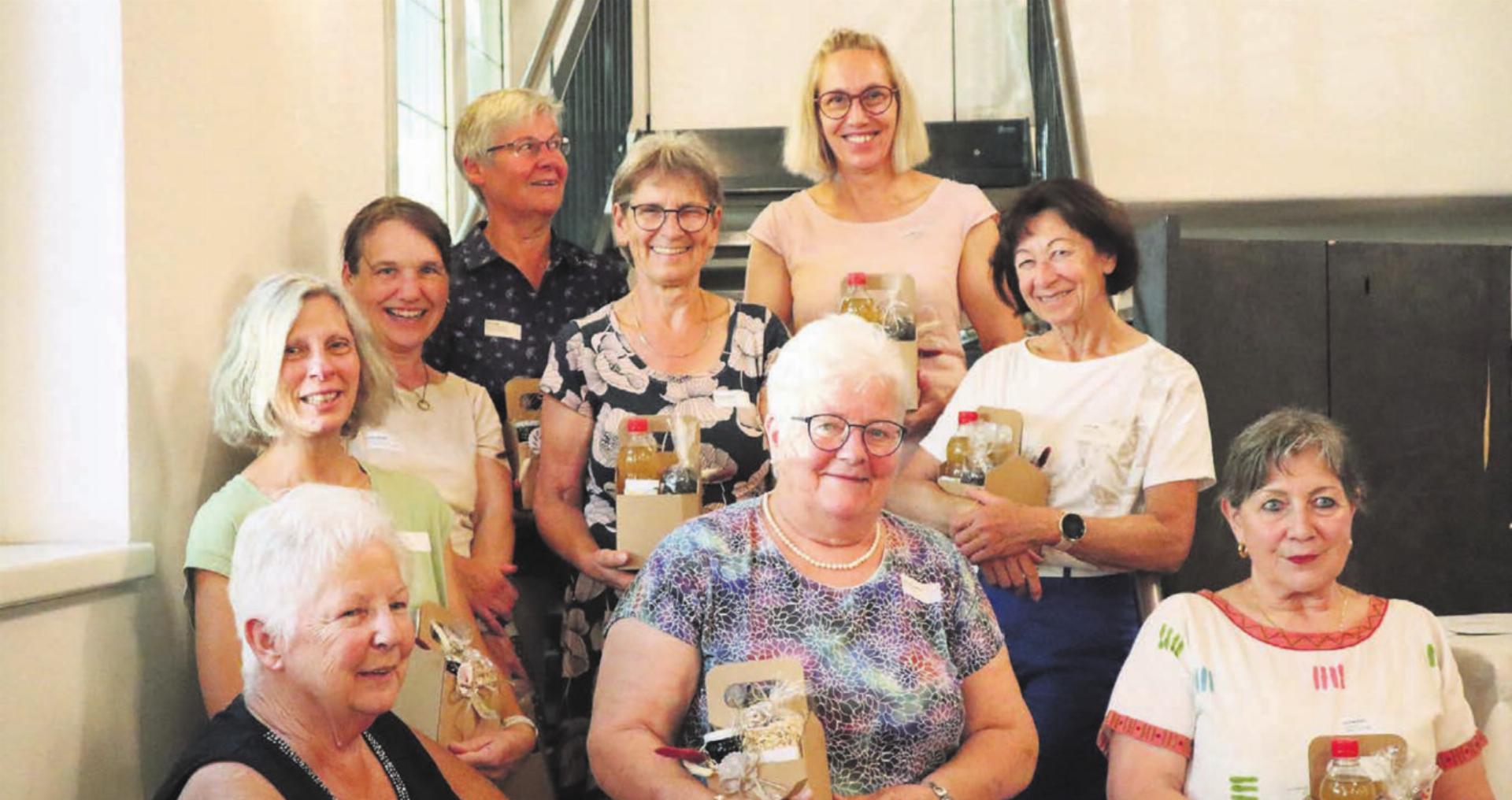 Die langjährigen engagierten Mitarbeiterinnen, welche seit über fünf Jahren am Werk sind. Hinterste Reihe, von links: Rita Schori, Dietwil; Monika Heer, Auw; mittlere Reihe: Monika Huber, Dietwil; Verena Brunner, Bettwil; Heidi Schmid, Muri; vorderste Reihe: Silvia Magro, Dietwil; Josy Henseler, Sins; Rosa Ochsner, Waltenschwil. Vorne sitzend: Liesbeth Rütter, Mühlau. Sie engagiert sich seit 15 Jahren. Bild: vaw - Das Bild wird blockiert. – Möglicherweise durch einen aktiven Adblocker.