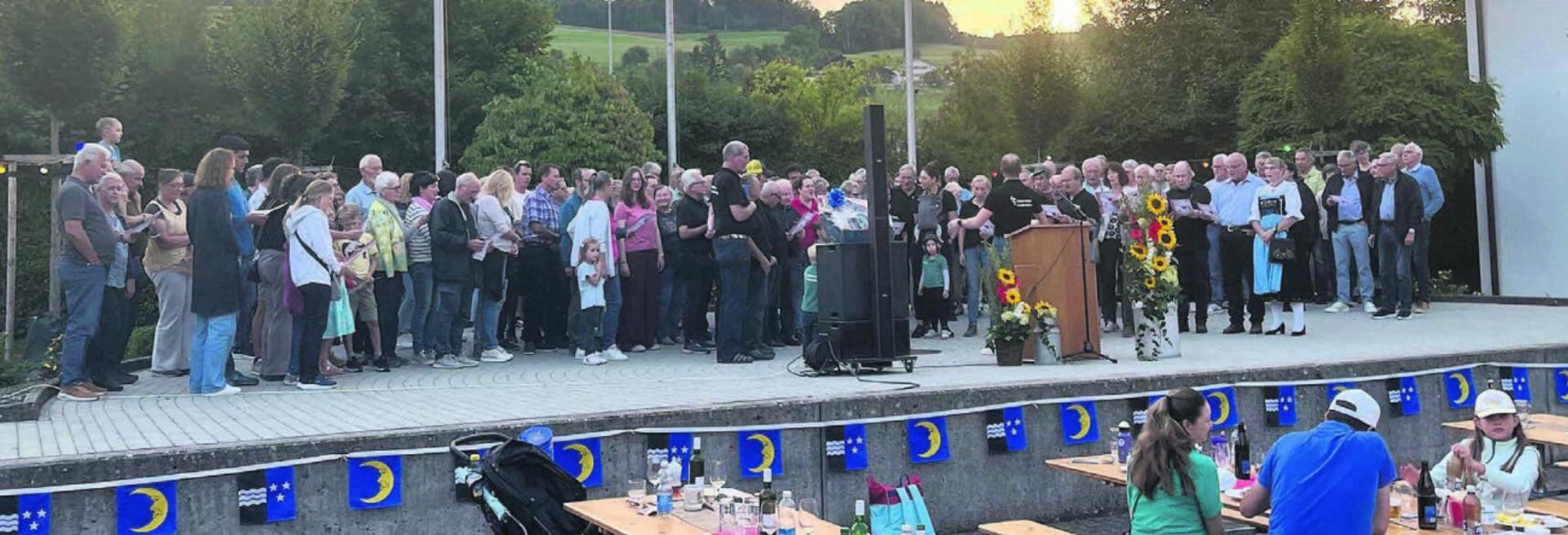Quasi leere Bänke im Publikum, stattdessen eine volle Bühne. Gemeinsam sang der organisierende Jodlerclub Echo vom Lindenberg mit der Bevölkerung die Nationalhymne. Bilder: mub
