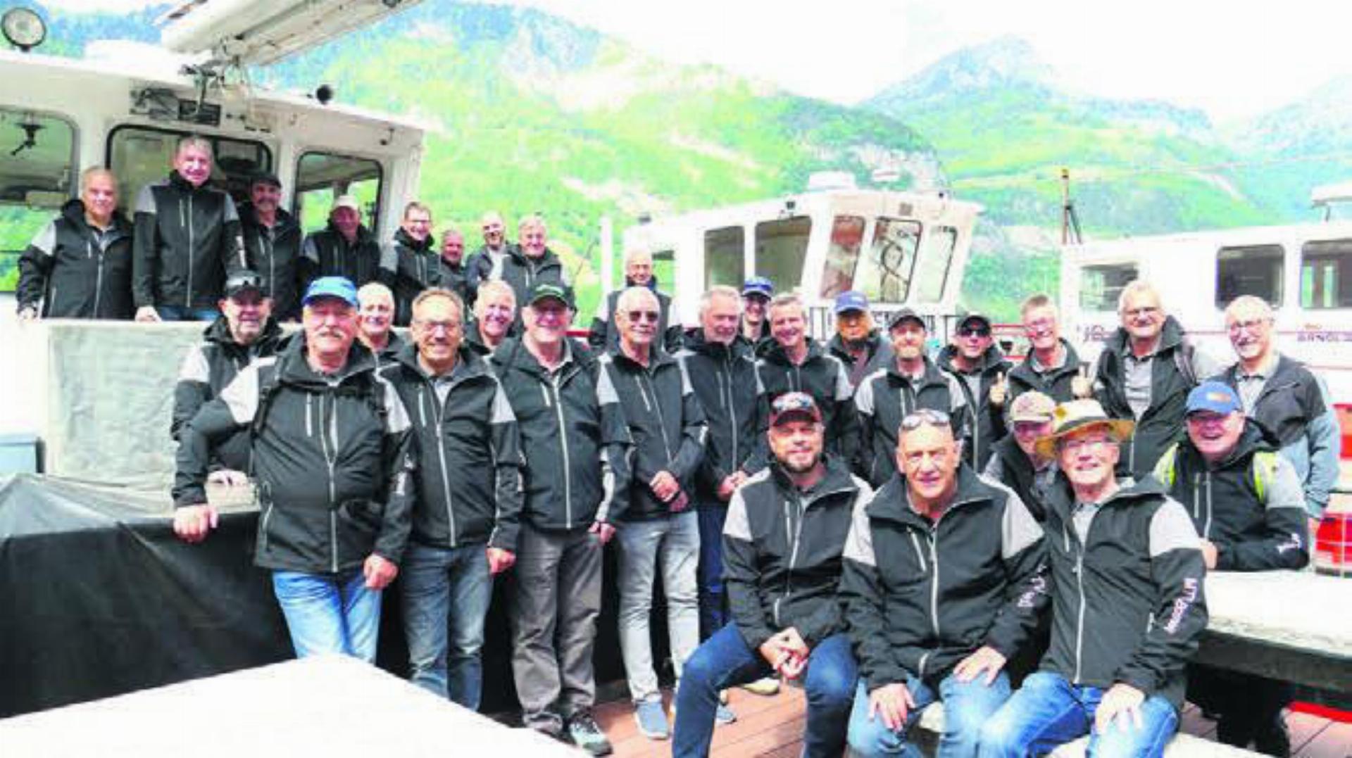 Die Boswiler Männerturner auf einem Nauen auf dem Vierwaldstättersee. Bild: zg
