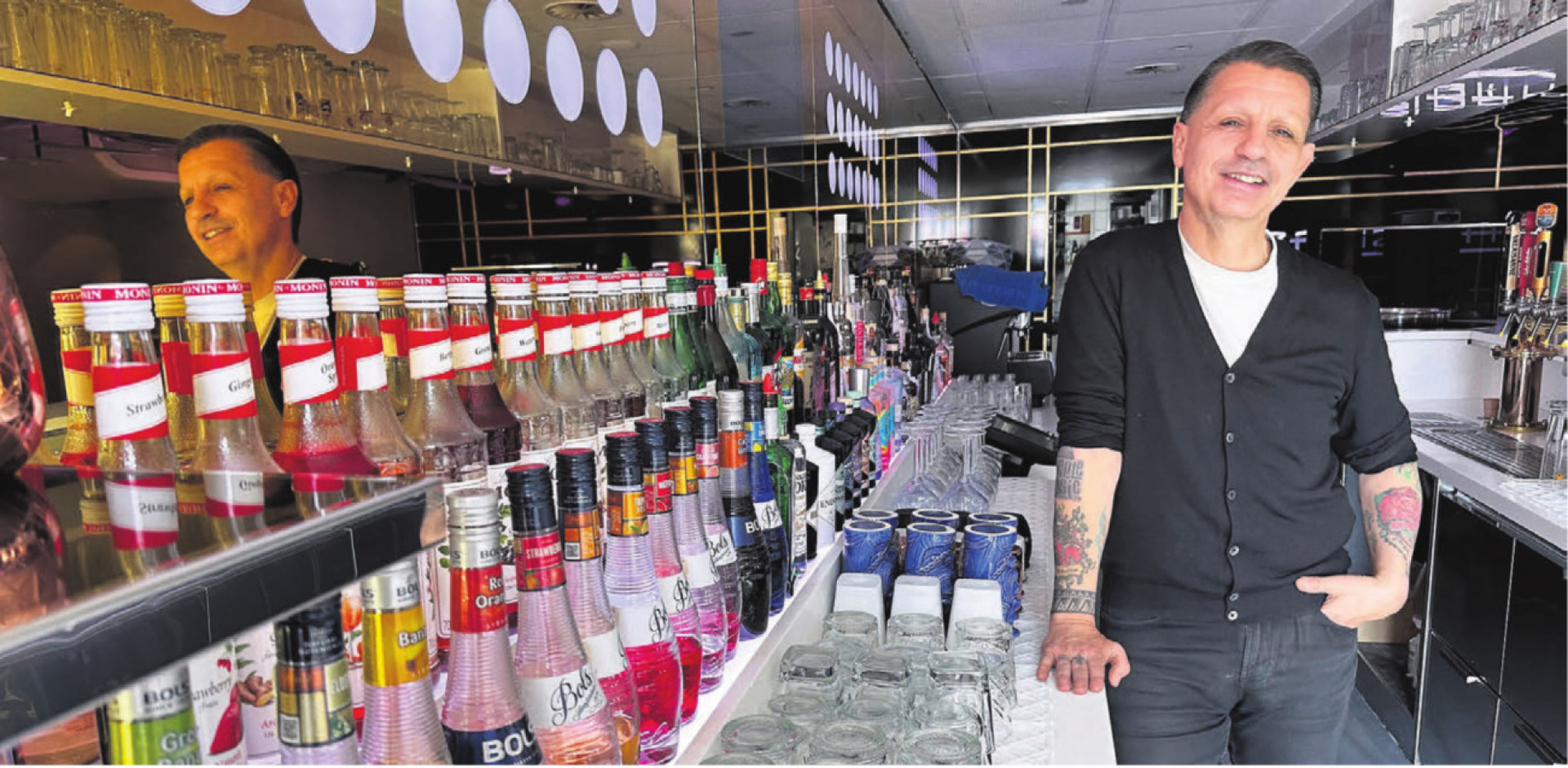 Wie viele Liter Bier wurden in den letzten 20 Jahren in der Zanzibar getrunken? Inhaber Adriano Iannone rechnet aus: Es waren mindestens 200 000 Liter. Bild: Stefan Sprenger - Das Bild wird blockiert. – Möglicherweise durch einen aktiven Adblocker.