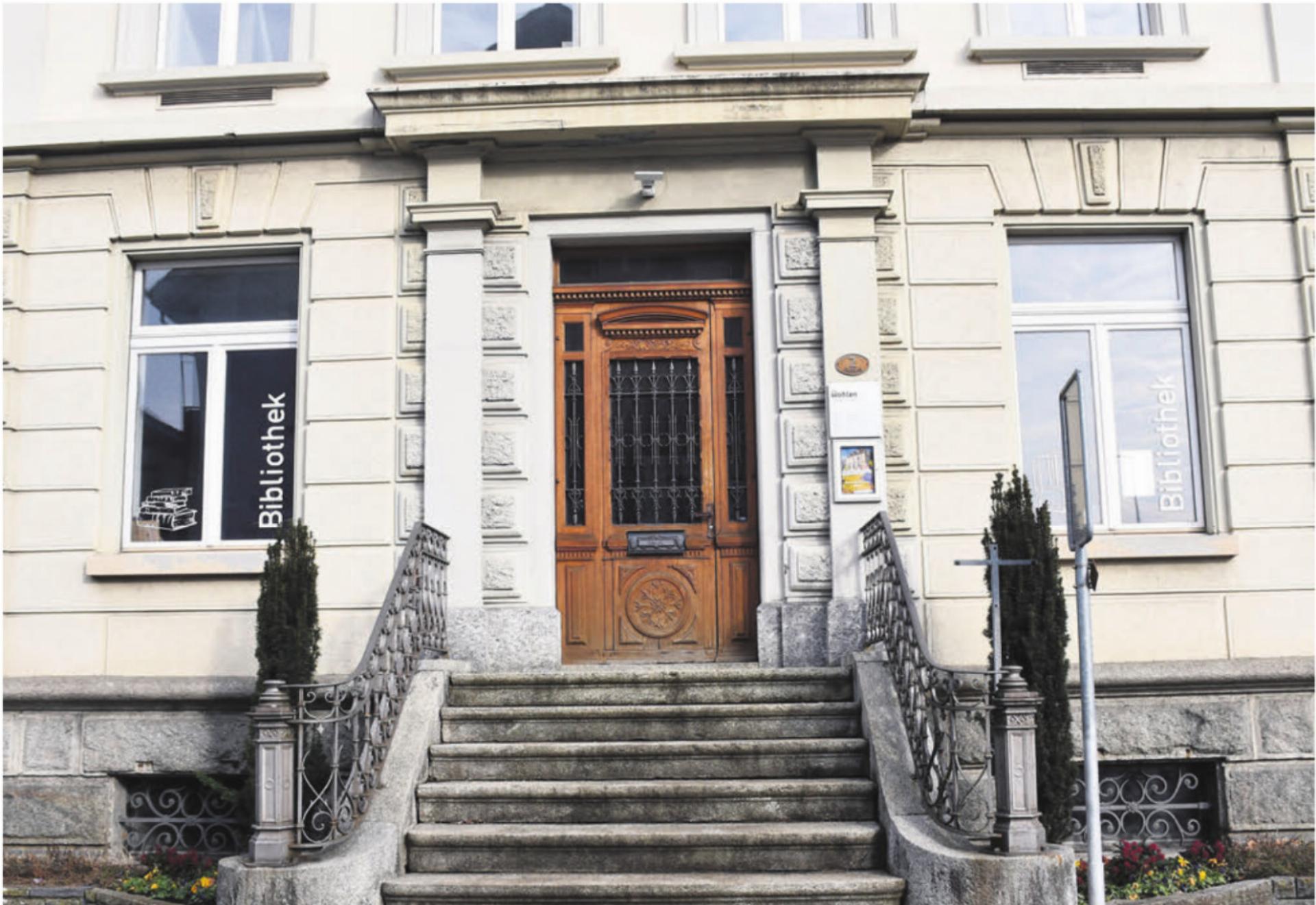 Wohin geht es mit der Gemeindebibliothek? Die Sanierung des Hauses Bankweg 2 ist schon lange ein Thema, konkret will sich der neue Gemeinderat jedoch nicht äussern. Bild: mo - Das Bild wird blockiert. – Möglicherweise durch einen aktiven Adblocker.