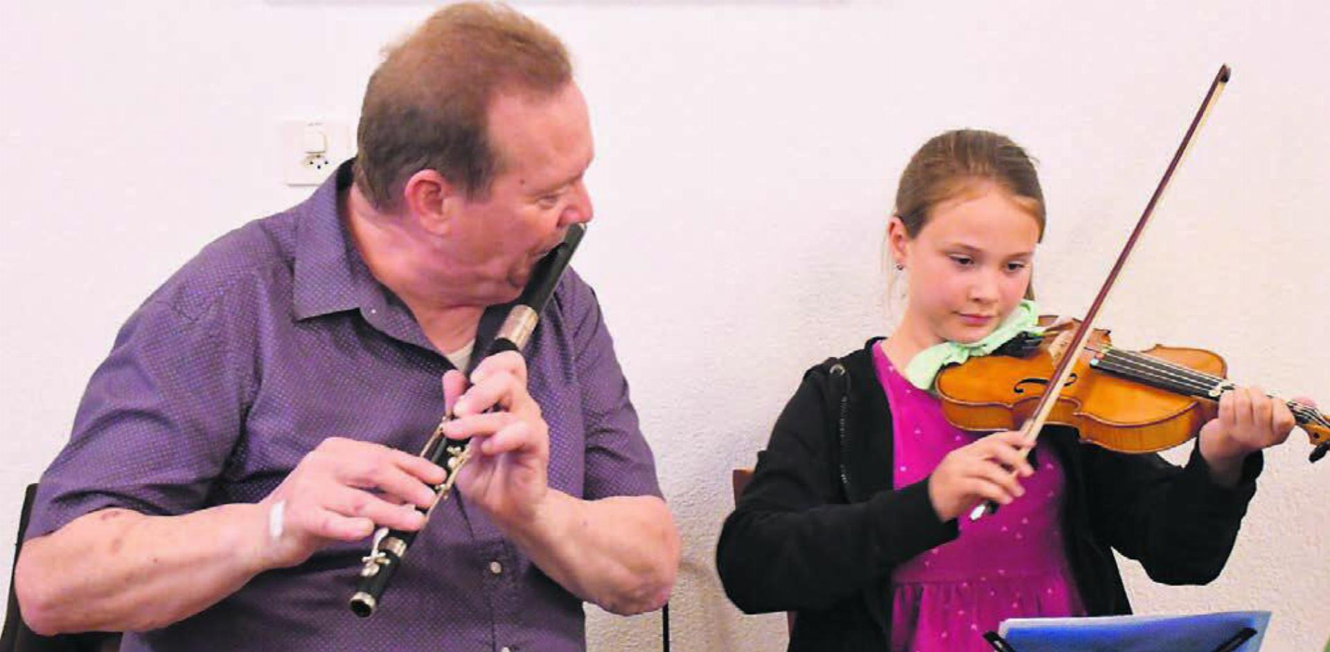 Skip Healy mit Tochter Abbygail verzaubern die Zuhörer mit ihrer Darbietung. Bilder: Monica Rast